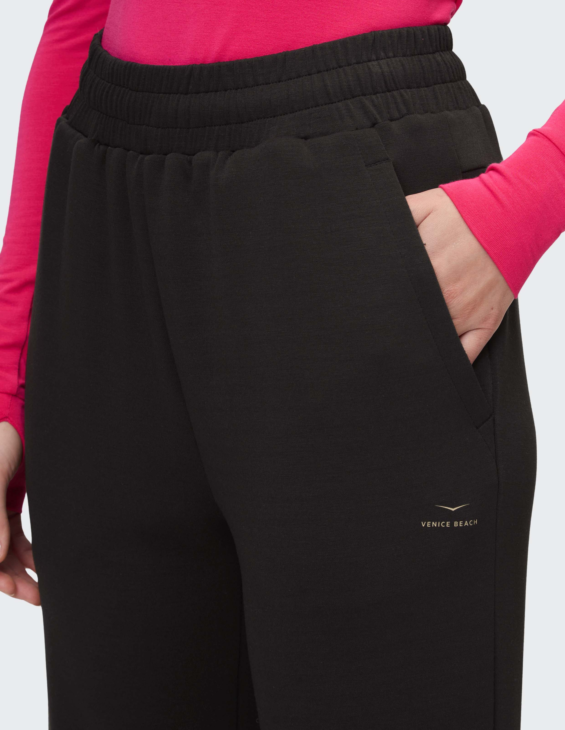 Schwarze Jogginghose mit elastischem Bund und schmal zulaufendem Bein, ideal für Sport und Freizeit, auf weißem Hintergrund.