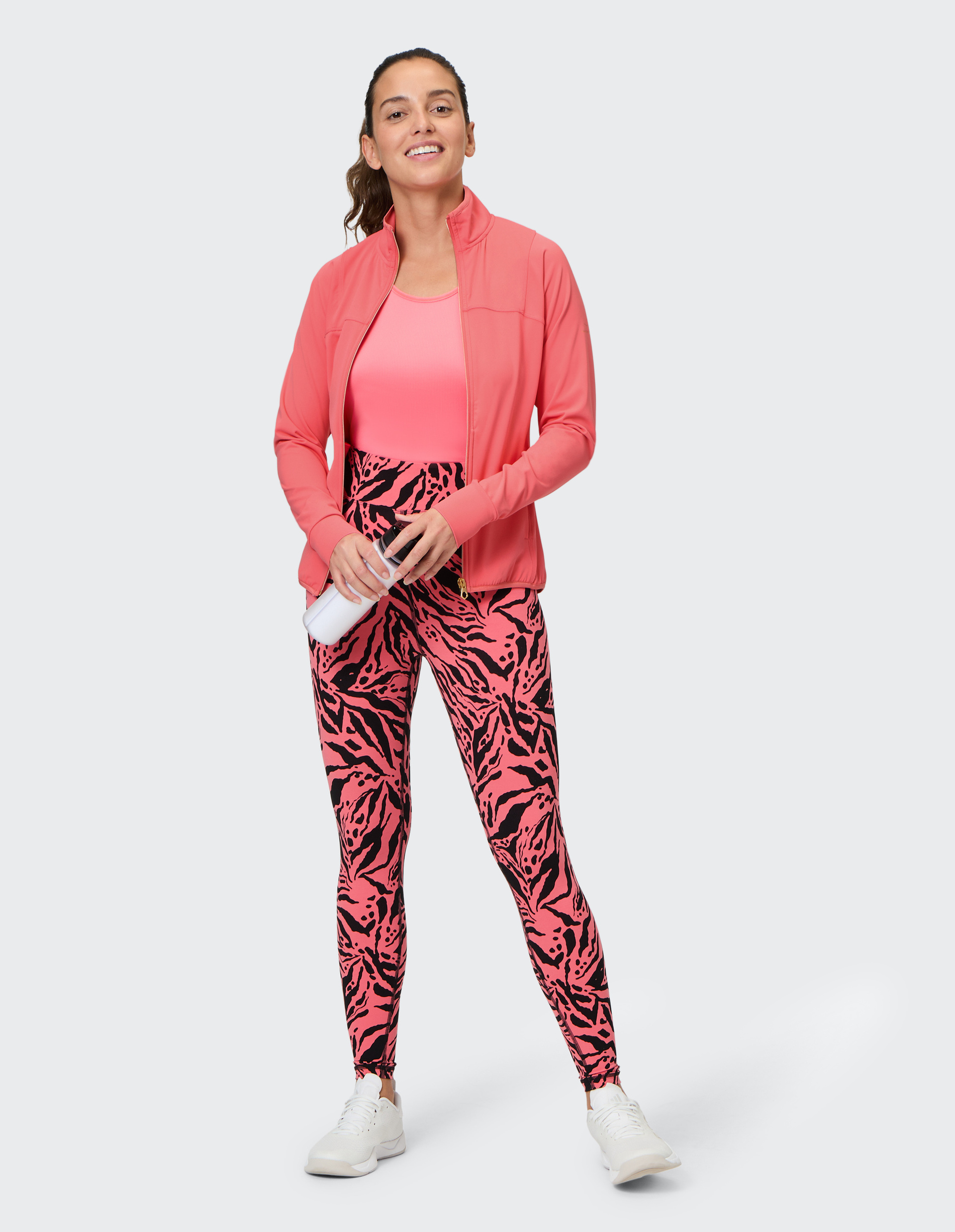 Eine korallenfarbene Damenjacke mit Stehkragen und Reißverschluss, die lange Ärmel und eine schlichte, taillierte Passform aufweist.