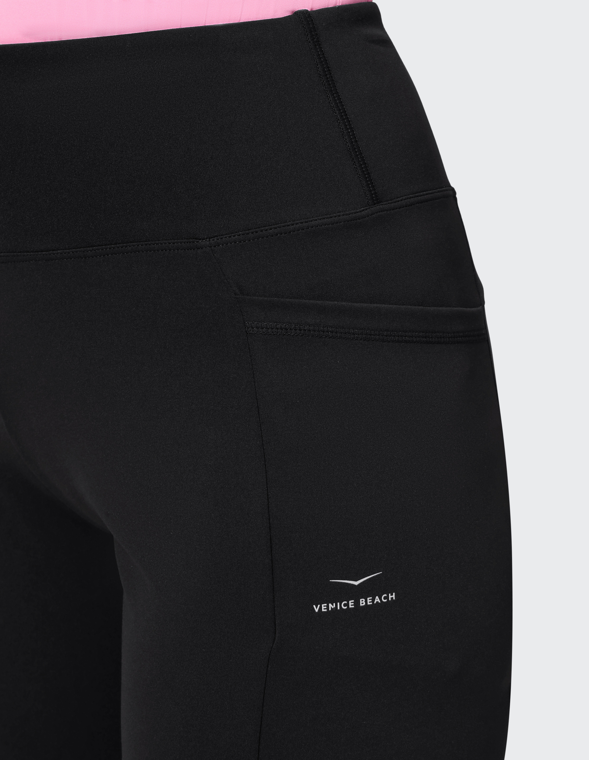 Schwarze, schmal geschnittene Hose mit weitem Bein, hohem Bund und schlichtem Design ohne sichtbare Details oder Verzierungen.