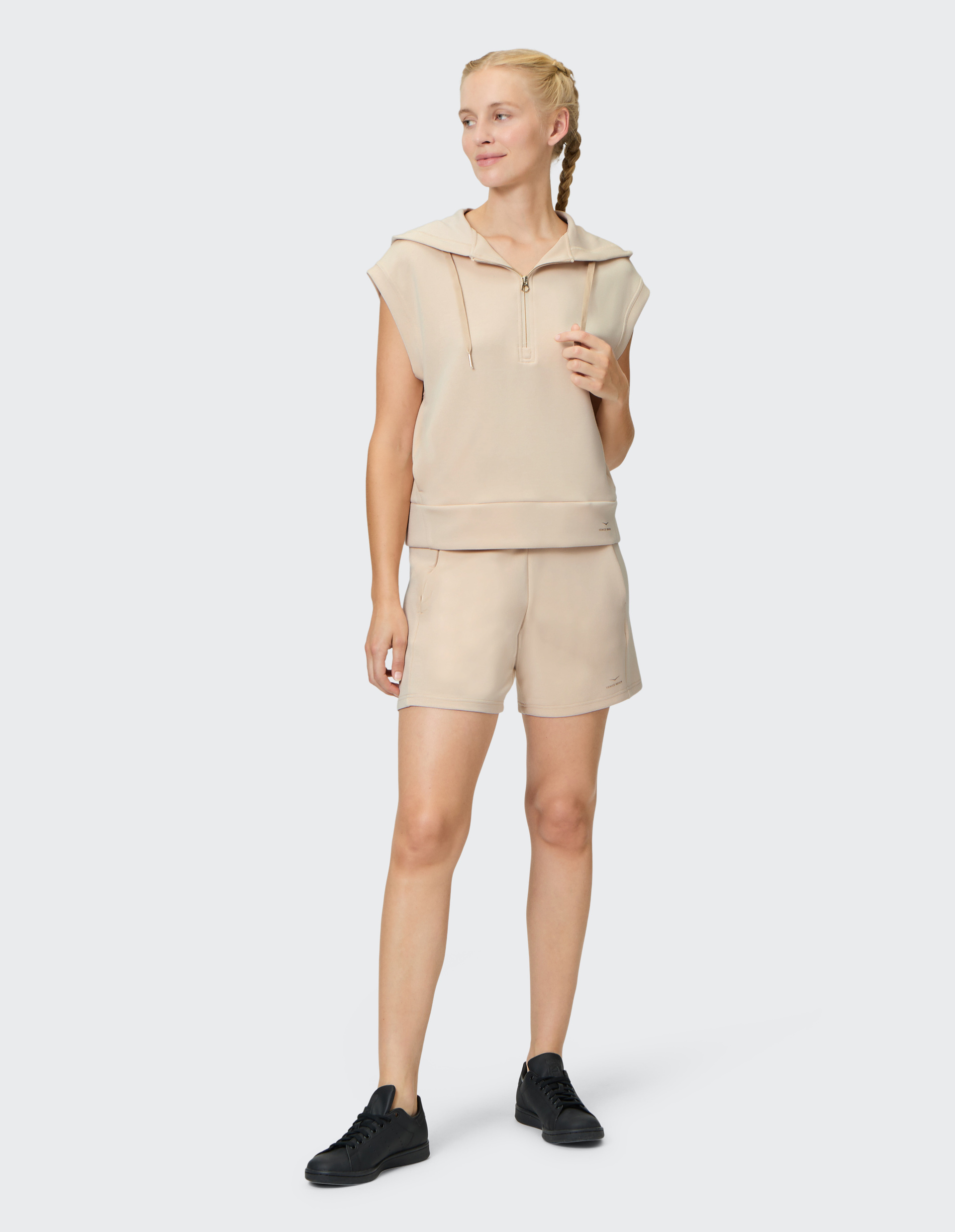Ärmelloses, beige Kapuzen-Sweatshirt mit kurzem Frontreißverschluss und Kordelzug, lässiger Stil, ideal für Freizeitkleidung.