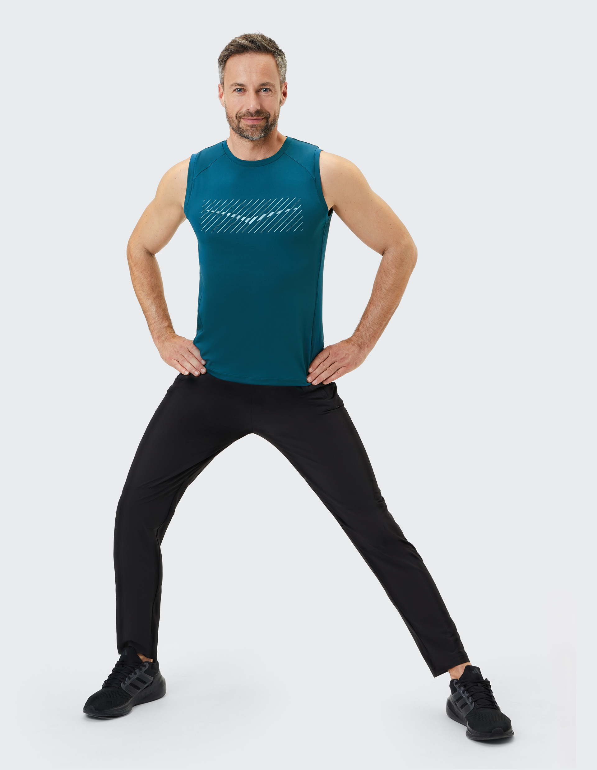 Ärmelloses, petrolfarbenes Top mit weißem, diagonalen Streifenmuster auf der Brust, ideal für sportliche Aktivitäten.