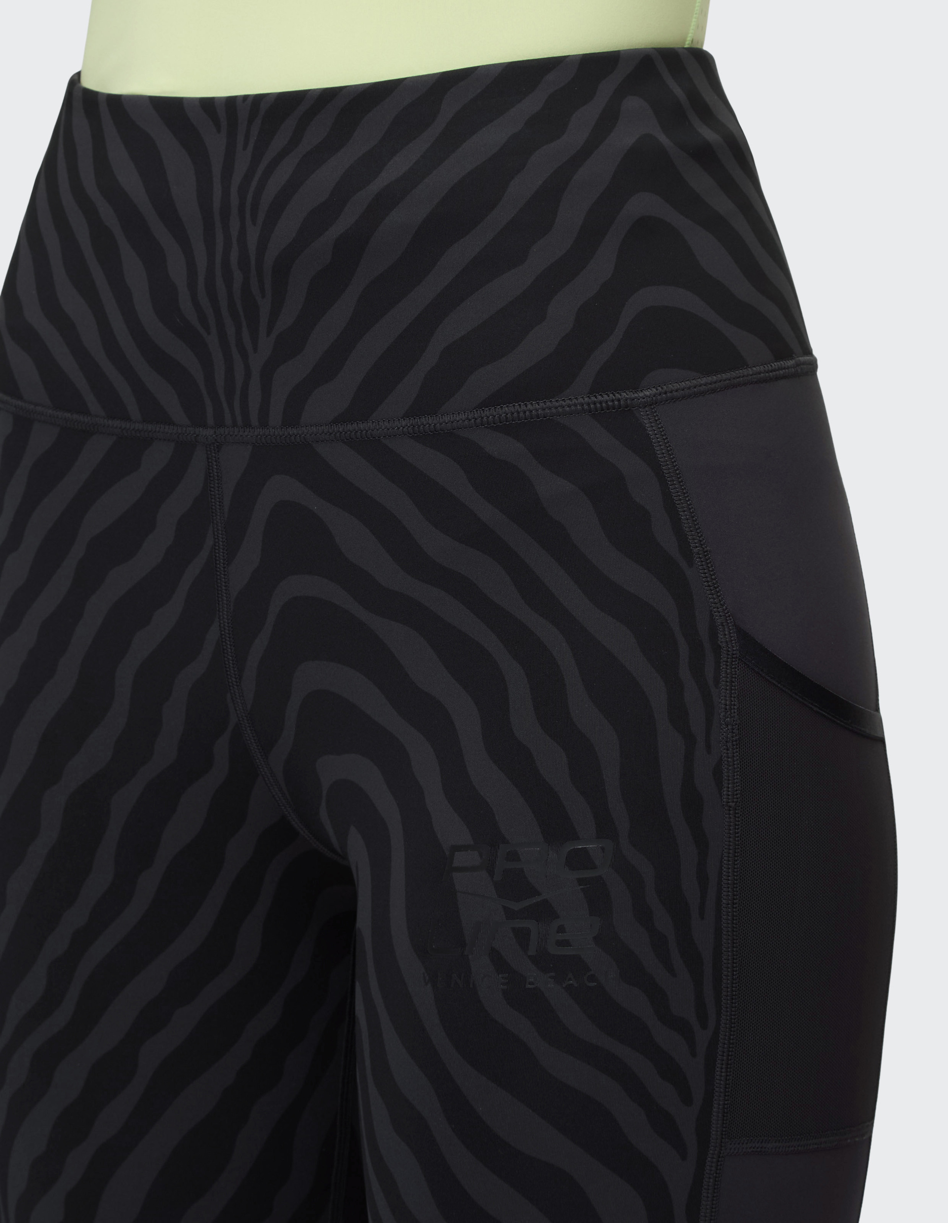 Schwarze Leggings mit grauem Zebramuster, hoher Bund und eng anliegendes Design, ideal für sportliche Aktivitäten und modische Outfits.