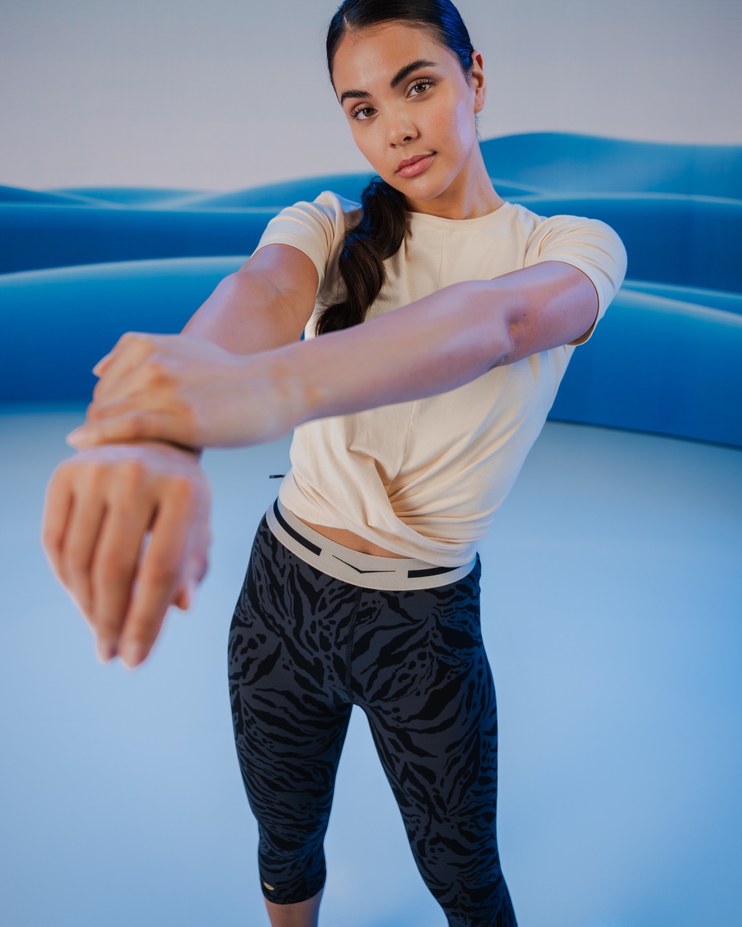 Wrapped to move, designed to stay! ✨ 
Ein Outfit, das bleibt, wo es soll - Wickelshirt DARLEEN sitzt, ohne zu verrutschen und Tights CIANNA formt, ohne zu zwicken - egal ob Stretch, Sprint oder Sofa!

#VeniceBeachSportswear #ActiveWear #WorkoutOutfit #SportsLook