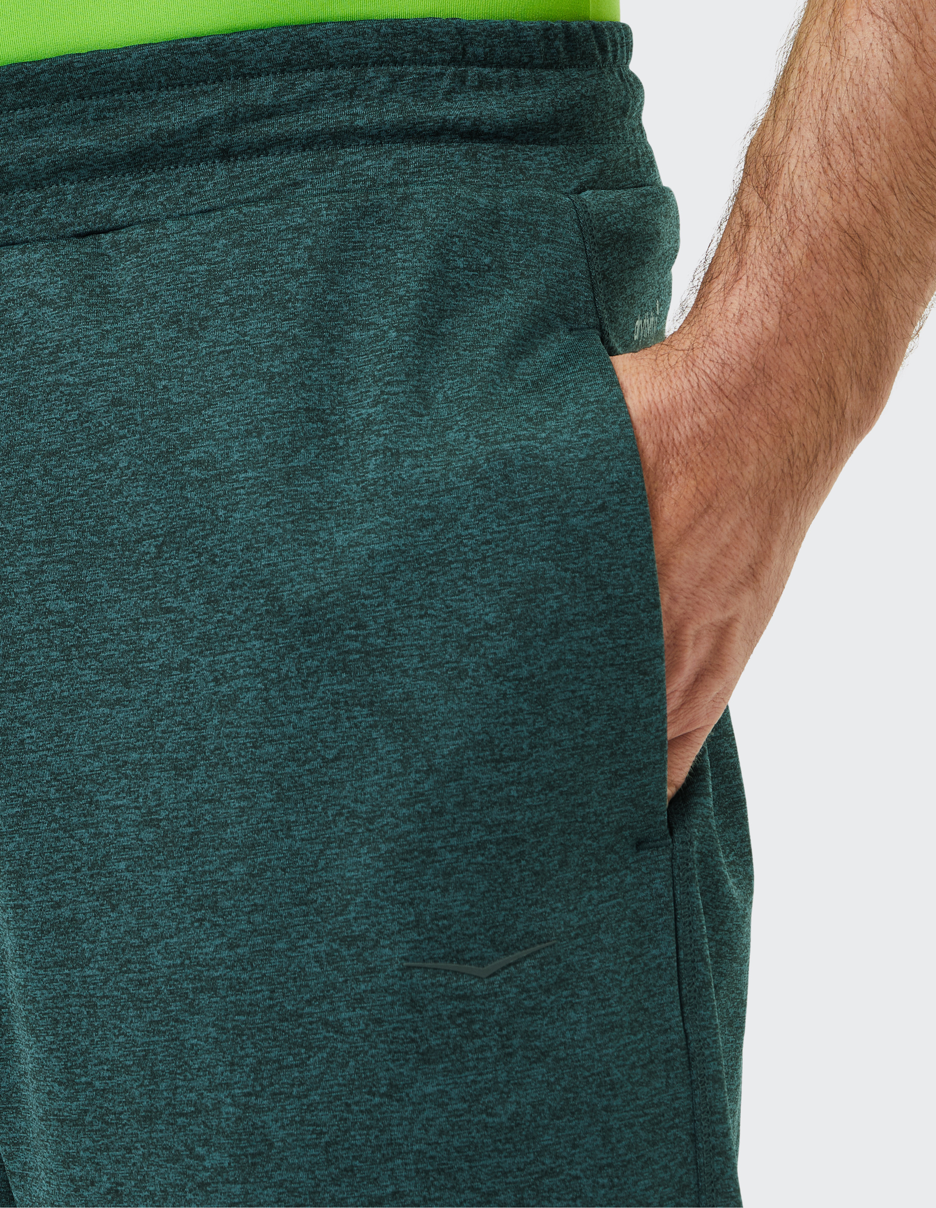 Dunkelgrüne, knielange Herrenshorts mit Elastikbund und Kordelzug, ideal für sportliche Aktivitäten oder Freizeit.