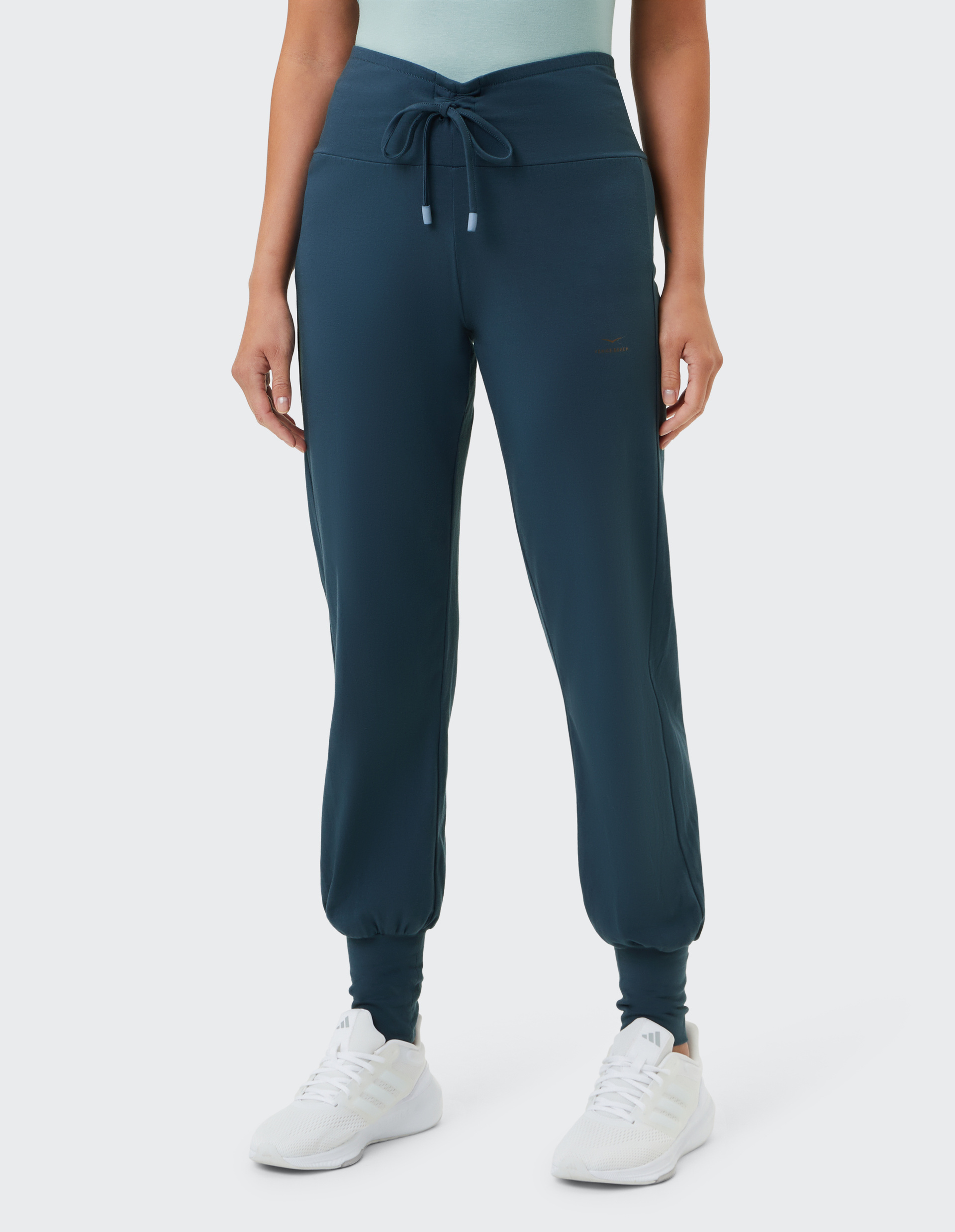 Dunkelblaue Jogginghose mit elastischem Bund und Kordelzug, schmal zulaufend mit Bündchen am Knöchel, geeignet für Sport und Freizeit.