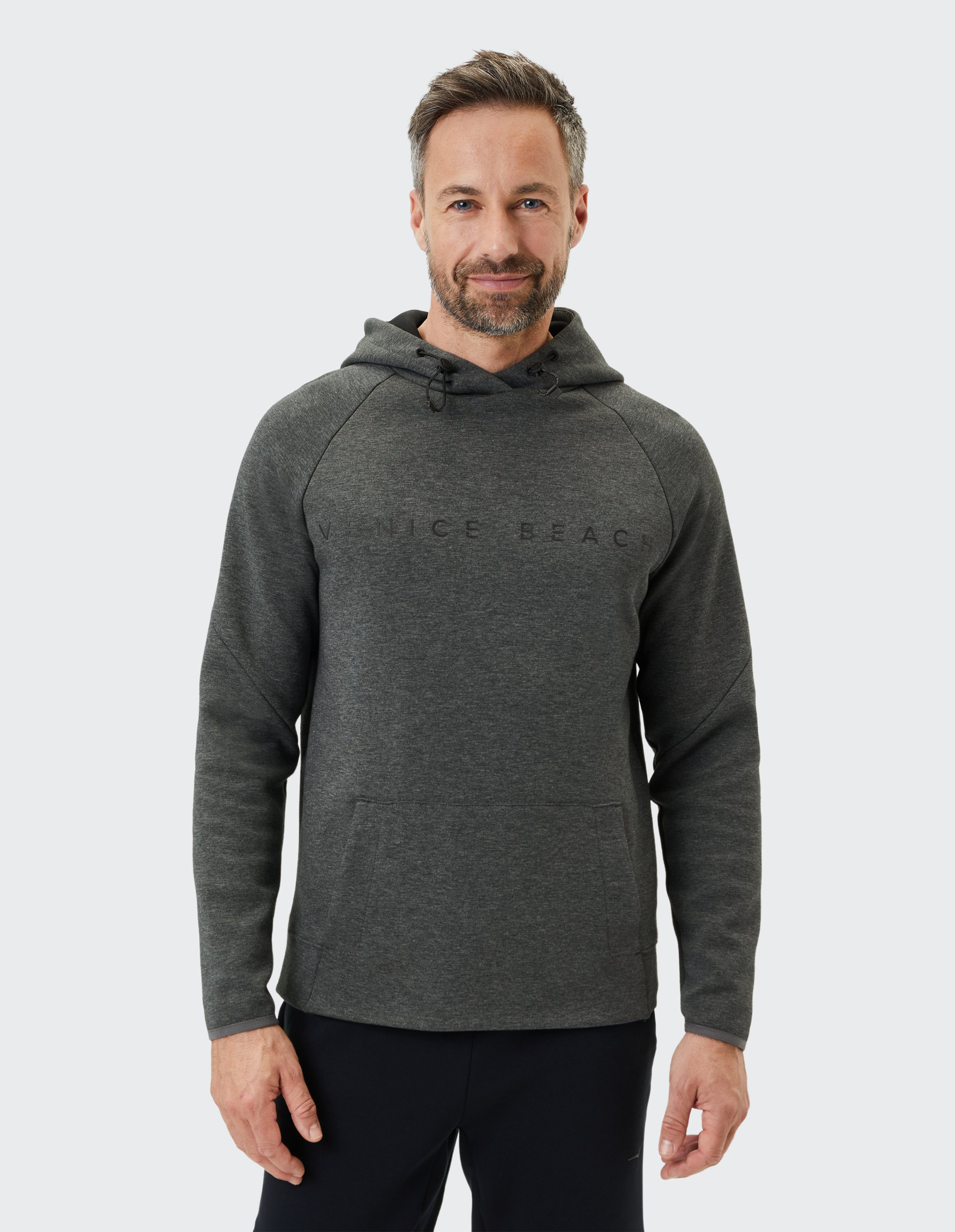 Dunkelgrauer Hoodie mit Kapuze, Kordelzug und Kängurutasche, dezentem "Venice Beach" Schriftzug auf der Brust, minimalistisches Design.