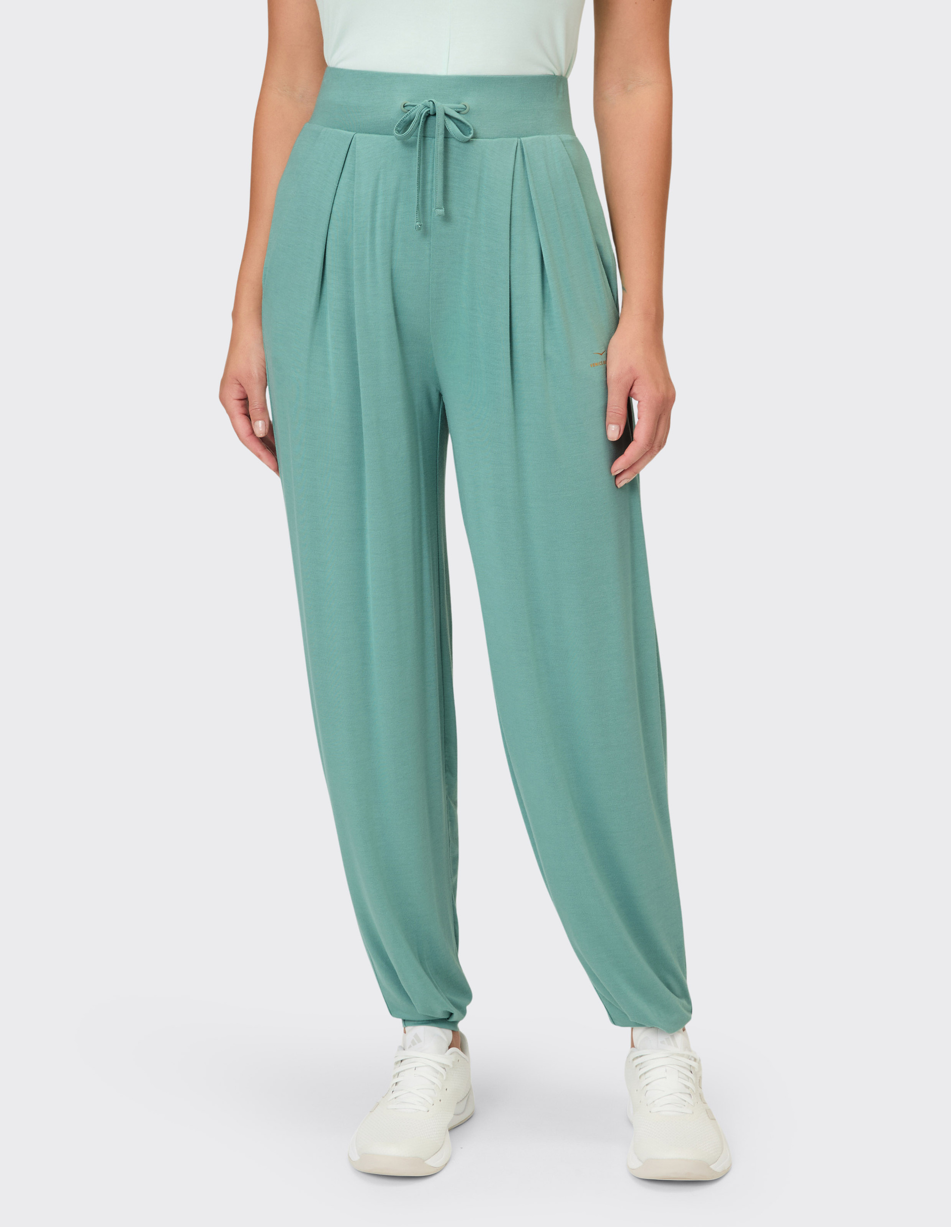 Mintgrüne weite Hose mit Kordelzugbund und Falten vorne.