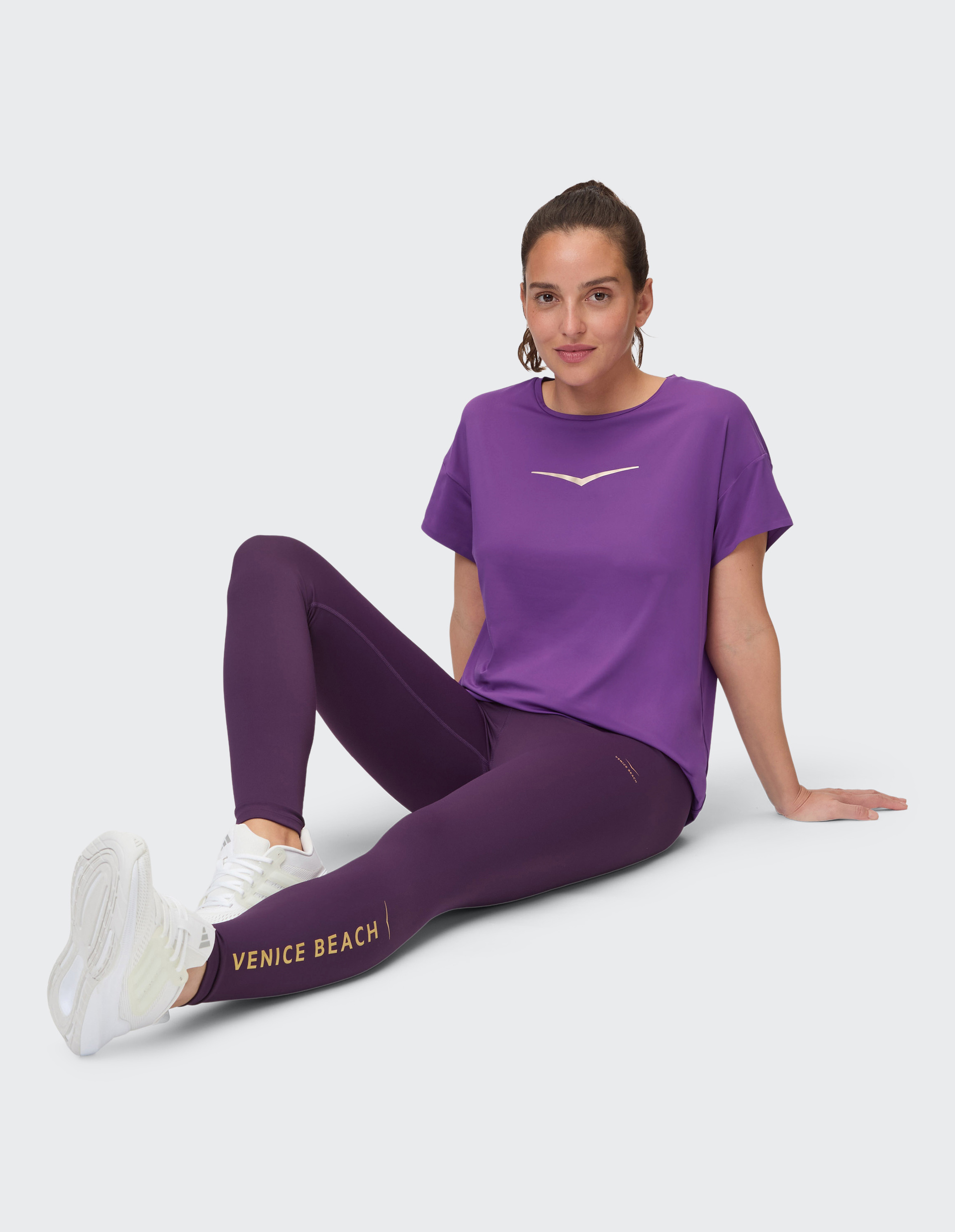 Lila T-Shirt mit Rundhalsausschnitt und kurzem Arm, Logo von Venice Beach auf der Brust, schlichtes und elegantes Design.