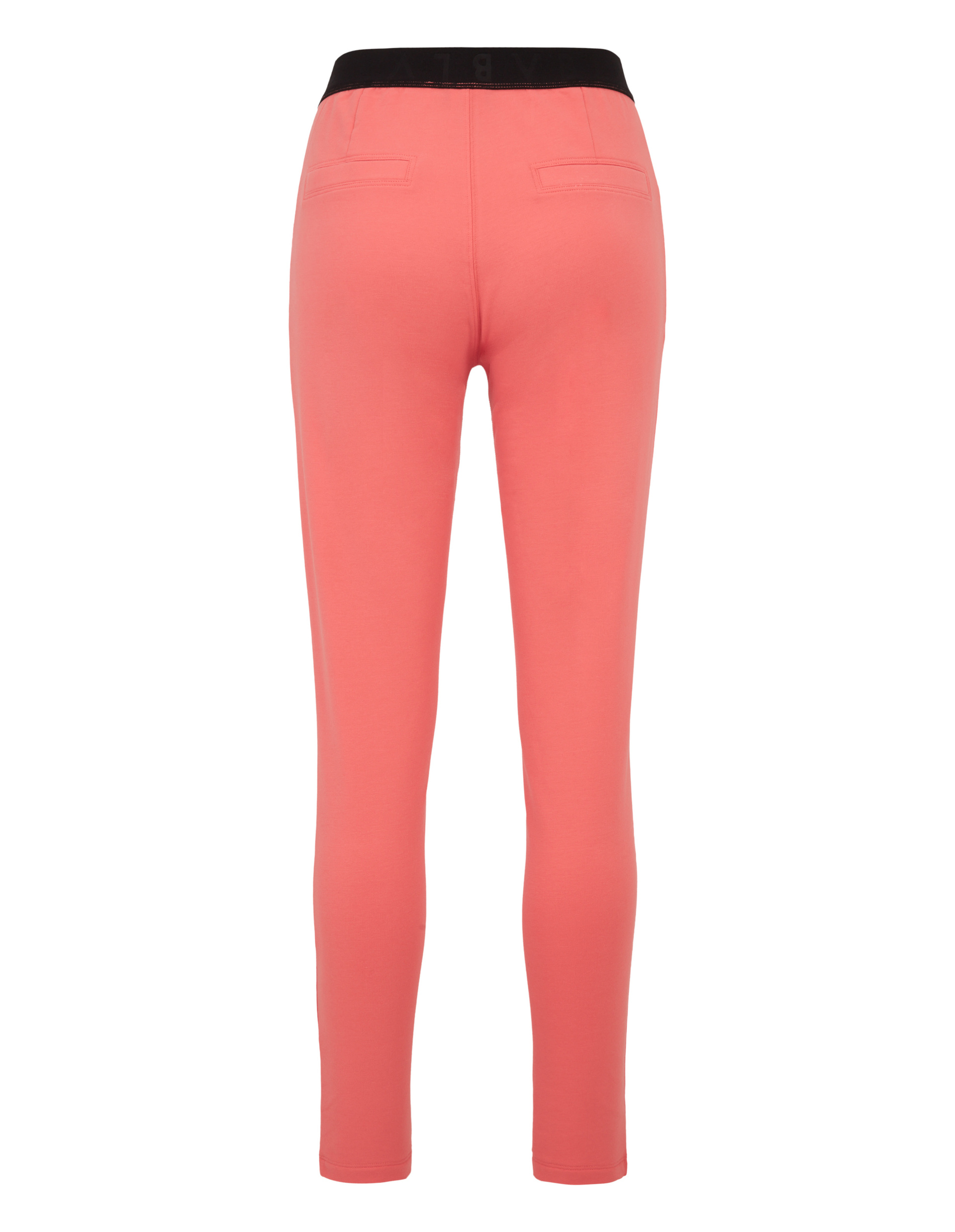 Rückansicht einer korallenroten Hose mit schwarzem Bund, schmalem Schnitt und dünnen Taschen auf glattem Stoff.