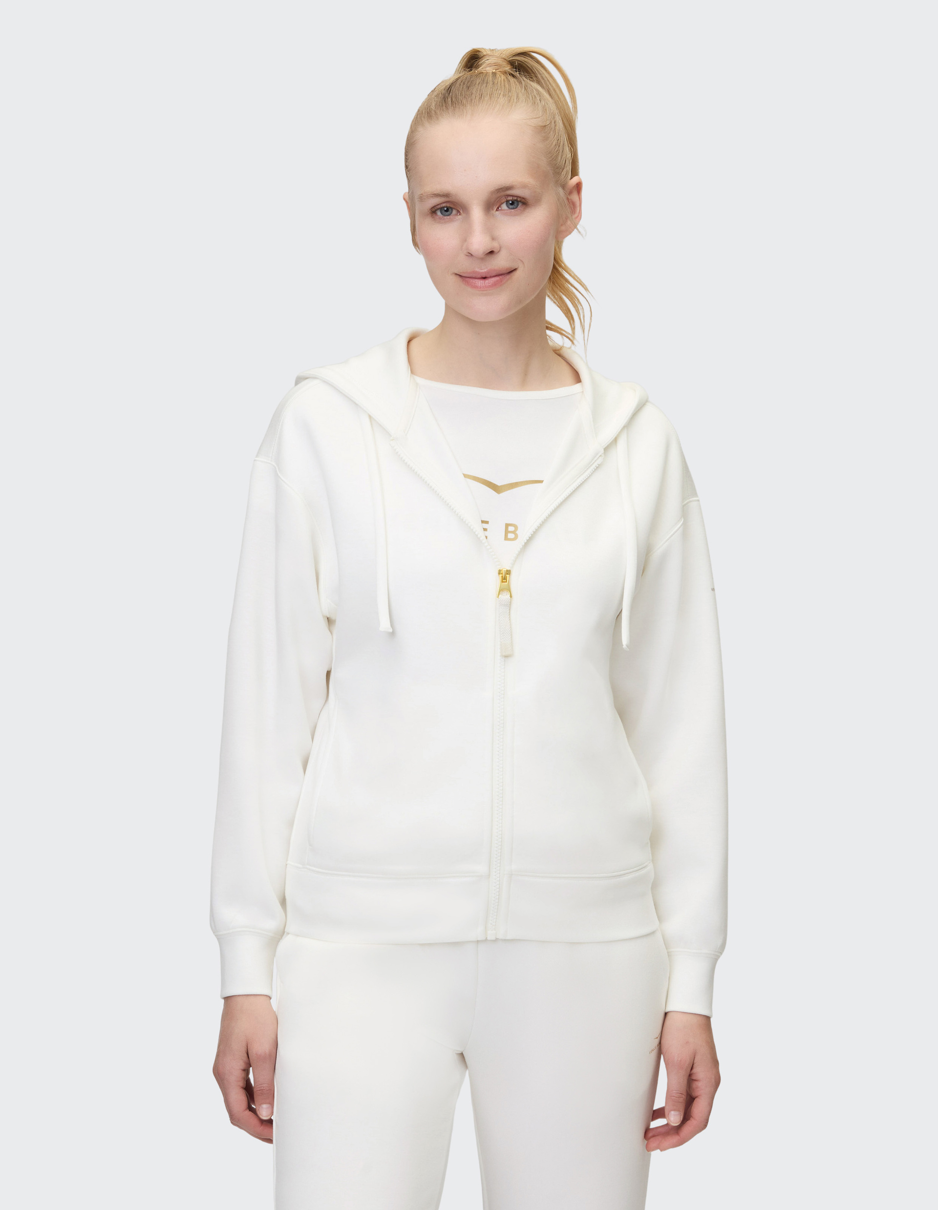 Weiße Kapuzenjacke mit Reißverschluss, aus weichem Material, breiten Bündchen und Kordelzug an der Kapuze, schlichtes Design.