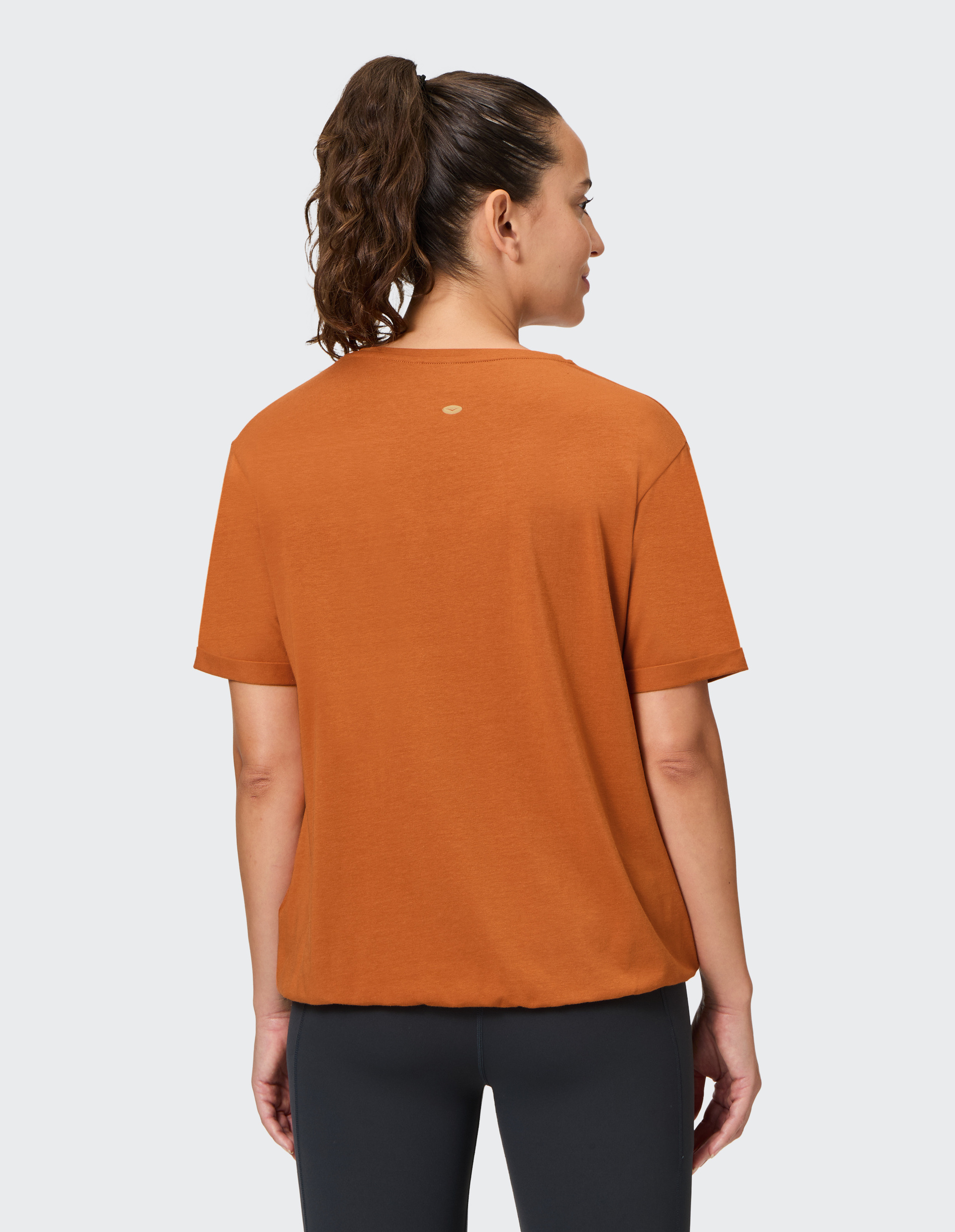Ein orangefarbenes T-Shirt mit Rundhalsausschnitt und kurzen Ärmeln, einfaches Design ohne Aufdruck oder Verzierung.