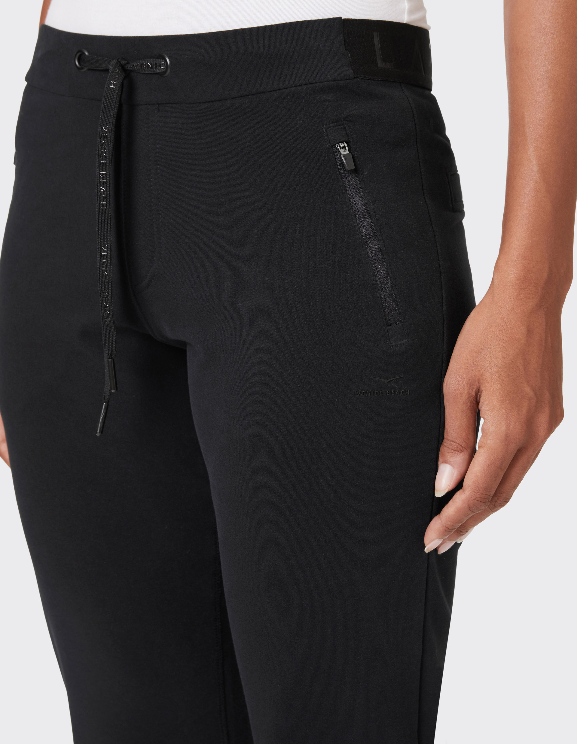Schwarze, schlanke Jogginghose mit elastischem Bund, Kordelzug und Reißverschlusstaschen, ideal für sportliche und lässige Anlässe.