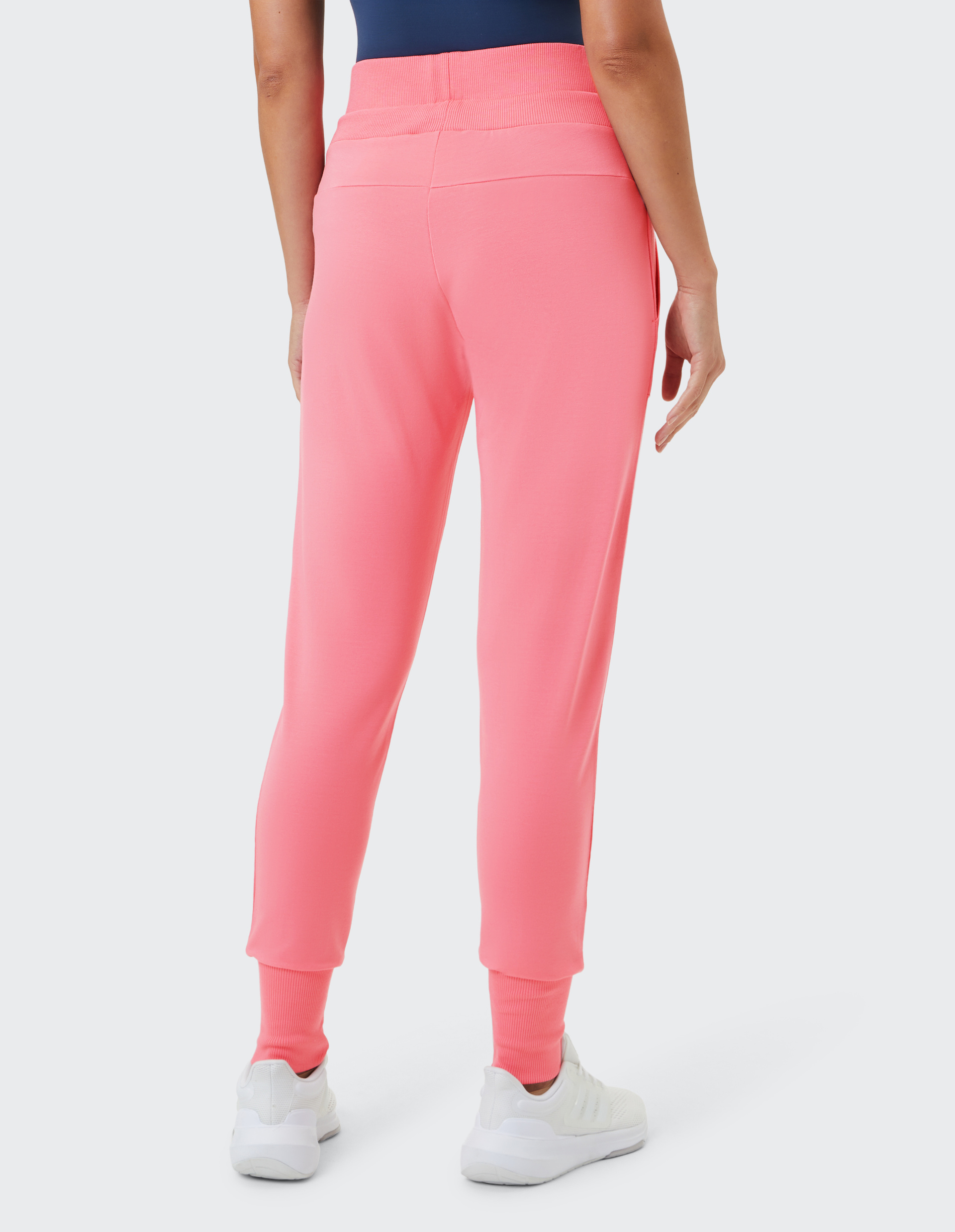 Rosa Jogginghose mit Kordelzug, breitem Bund und gerippten Bündchen, zwei aufgesetzten Taschen vorne, in lässigem Design.