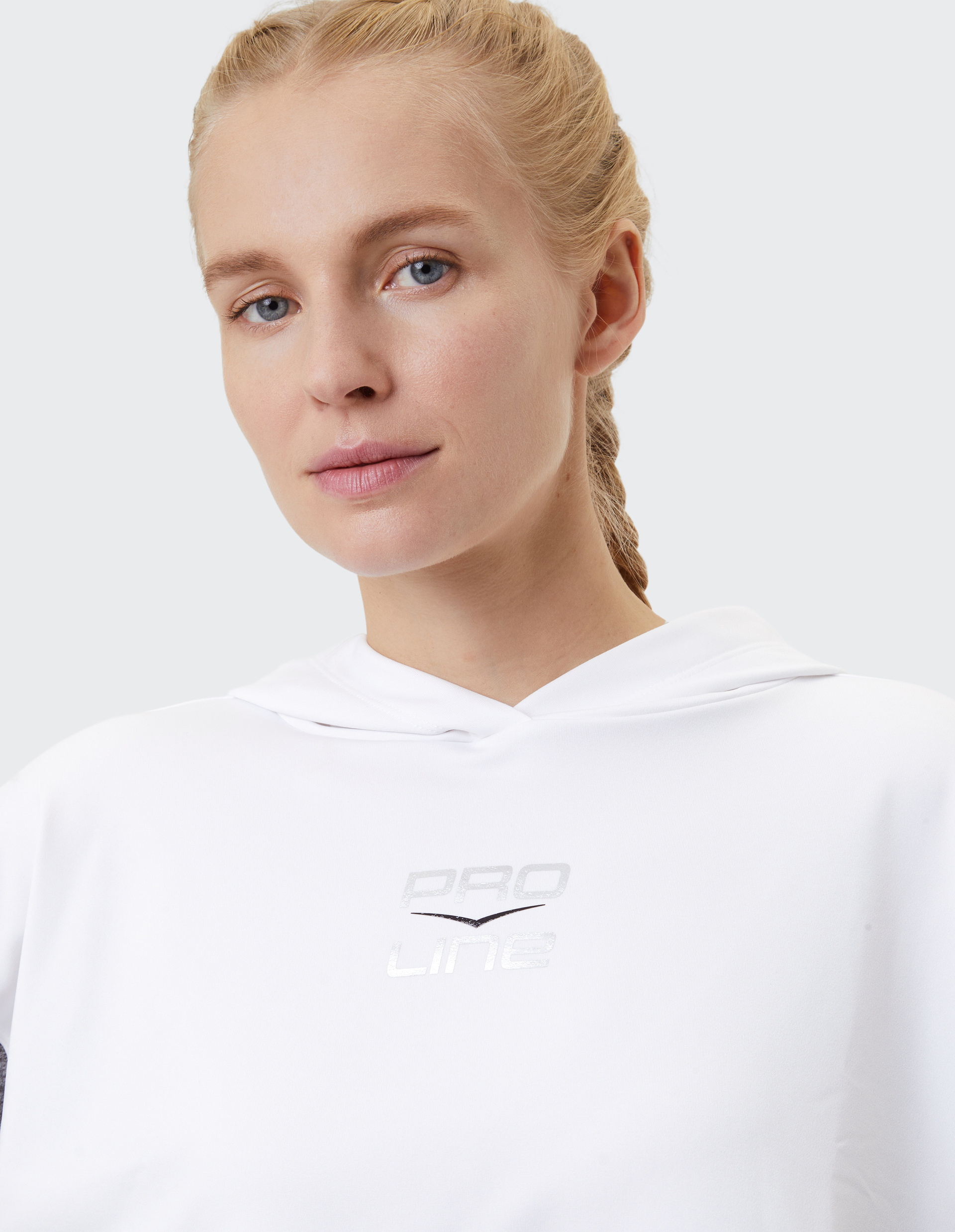 Weiß-schwarzer Hoodie, Taillenlänge, mit grauen Ärmelstreifen, Kordelzug und "Pro Line"-Logo auf der Brust.