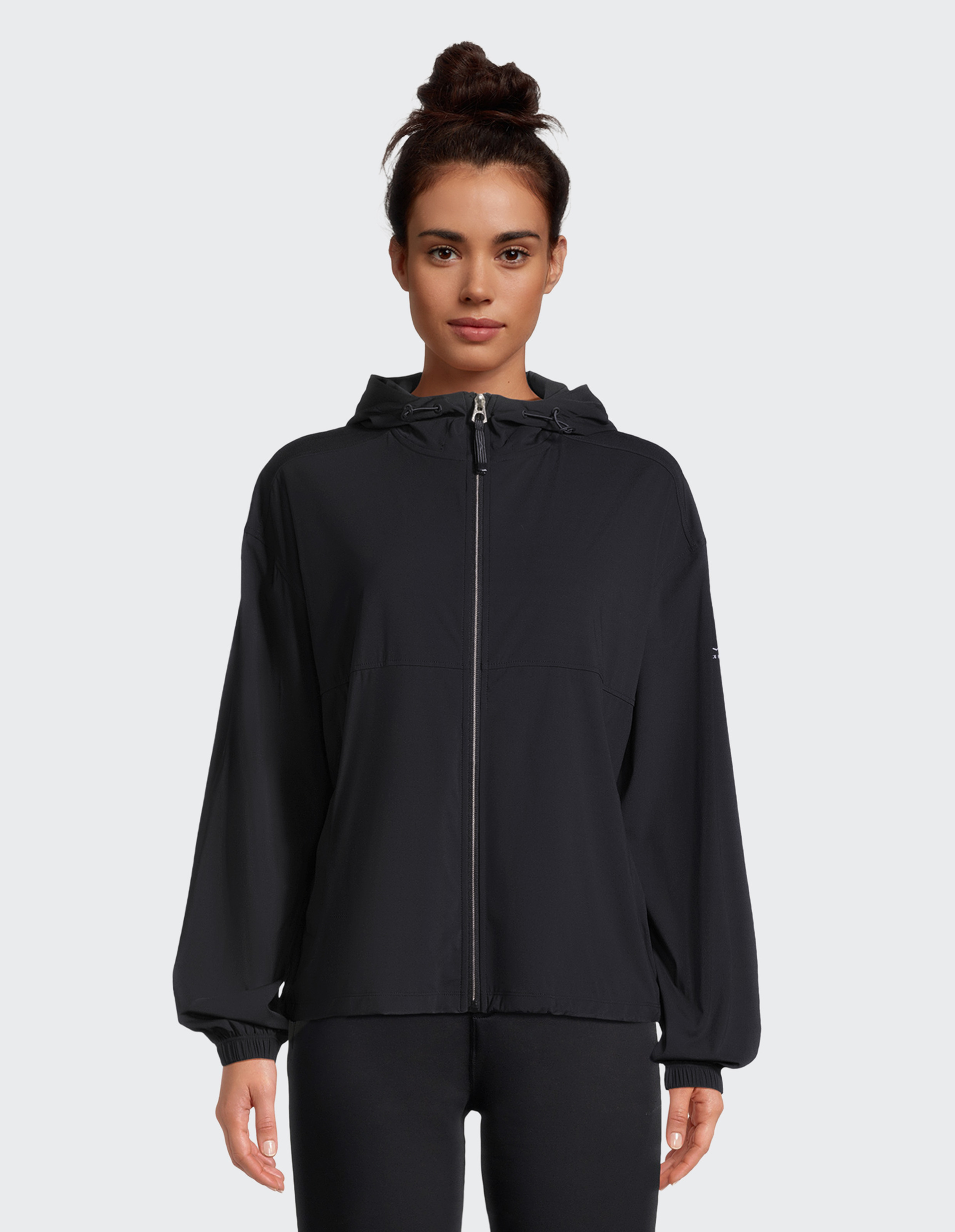 Schwarze Kapuzenjacke mit durchgehendem goldfarbenem Reißverschluss und elastischen Bündchen, schlicht und funktional im Design.