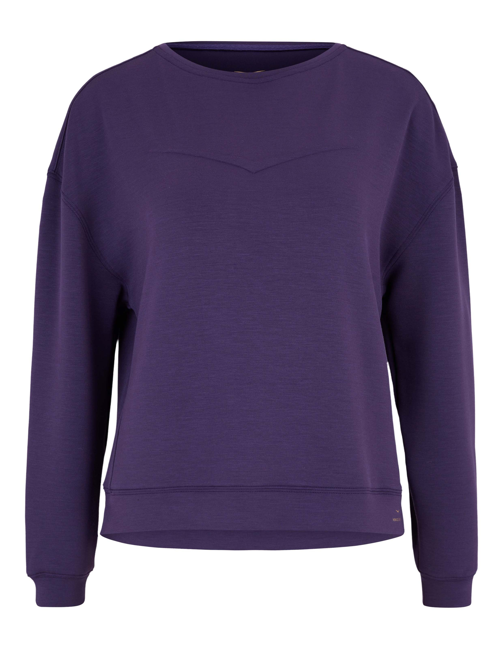 Dunkler lila Pullover mit langen Ärmeln aus weichem Stoff, schlichtem Design und Rundhalsausschnitt, frontal dargestellt.