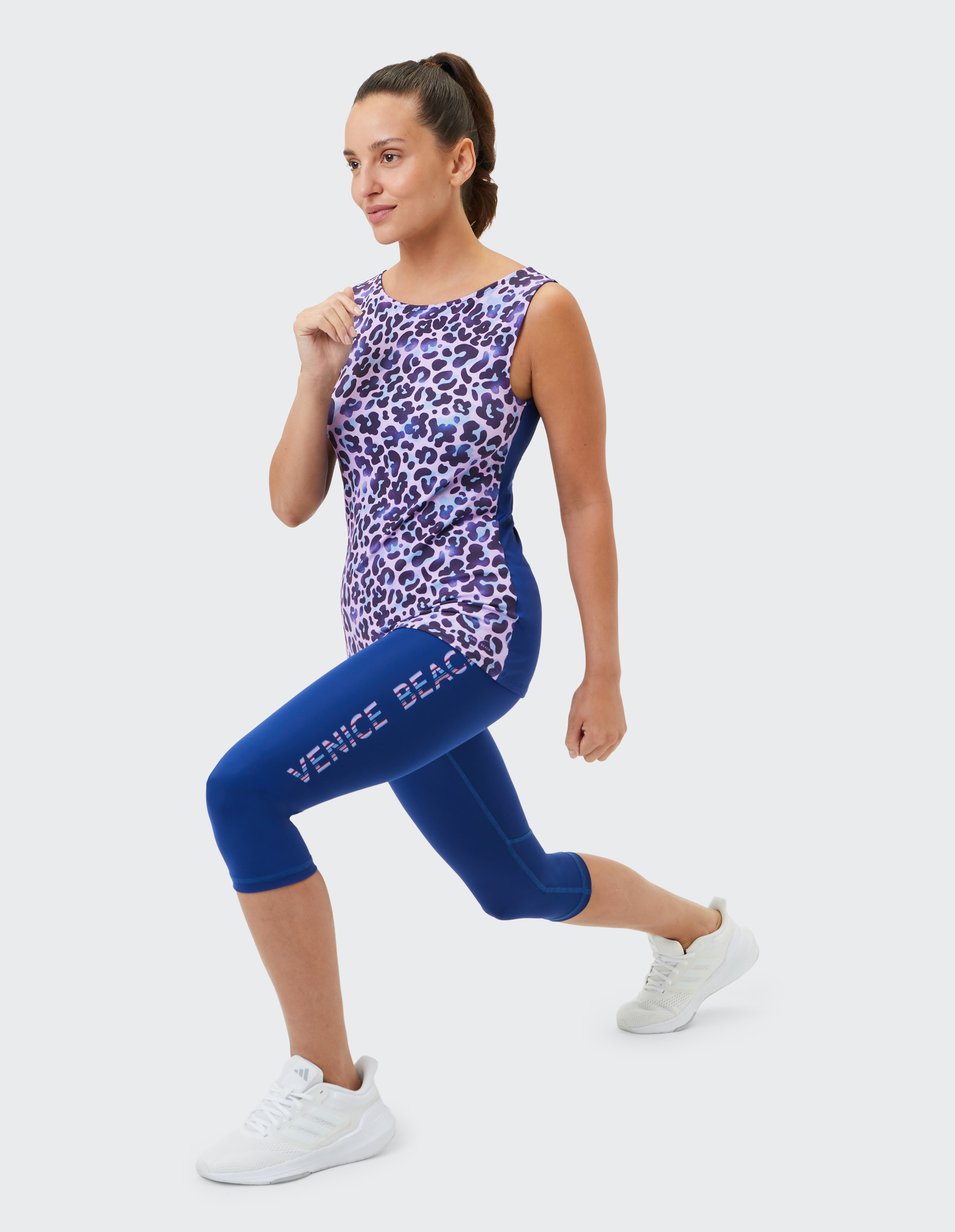 Ärmelloses Top mit lila Leopardenmuster auf weißem Hintergrund, Rundhalsausschnitt, betont lässigen Look mit trendigem Design.