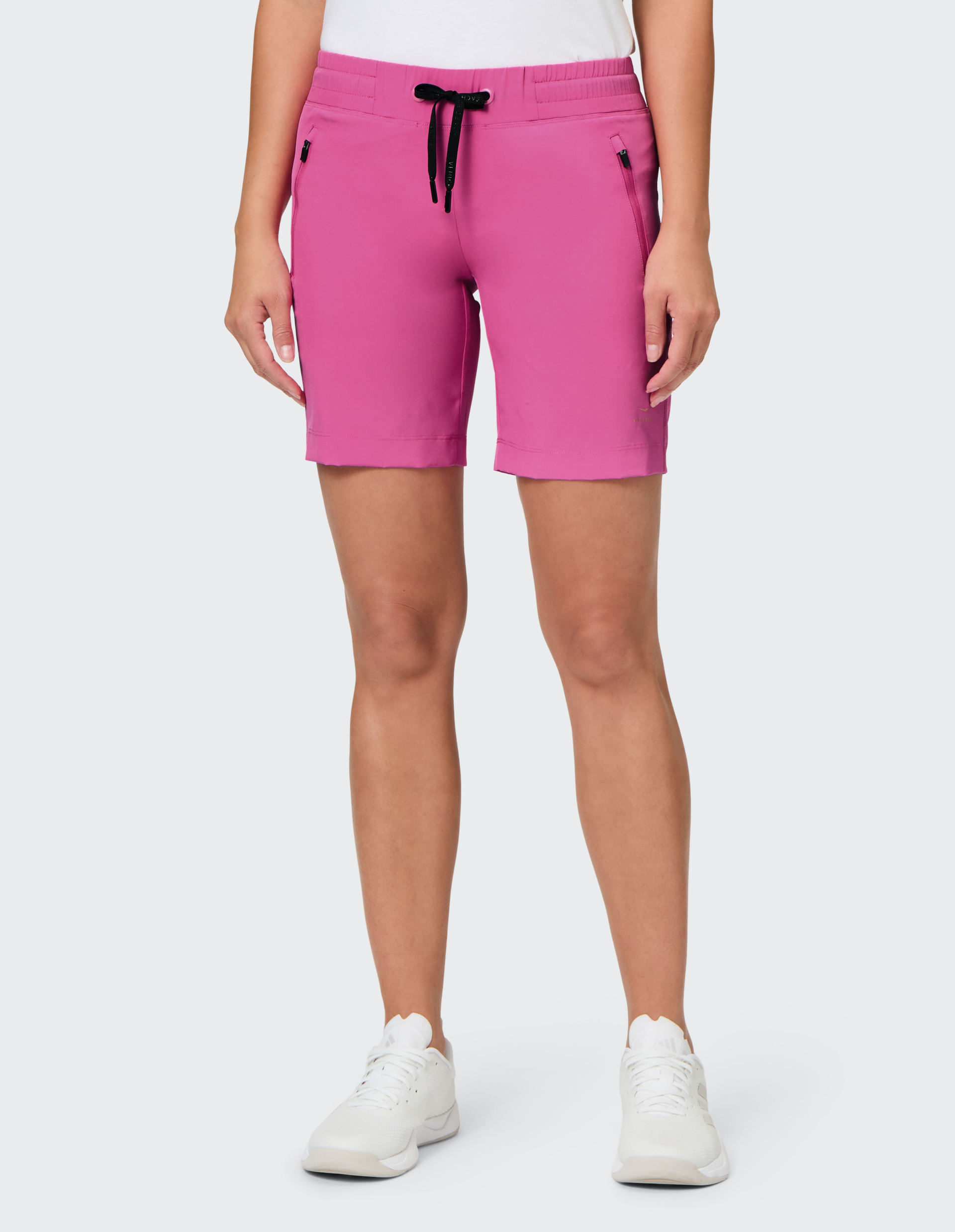 Pinkfarbene Shorts mit elastischem Bund und schwarzem Kordelzug, seitlichen Reißverschlusstaschen und schlichtem Design.