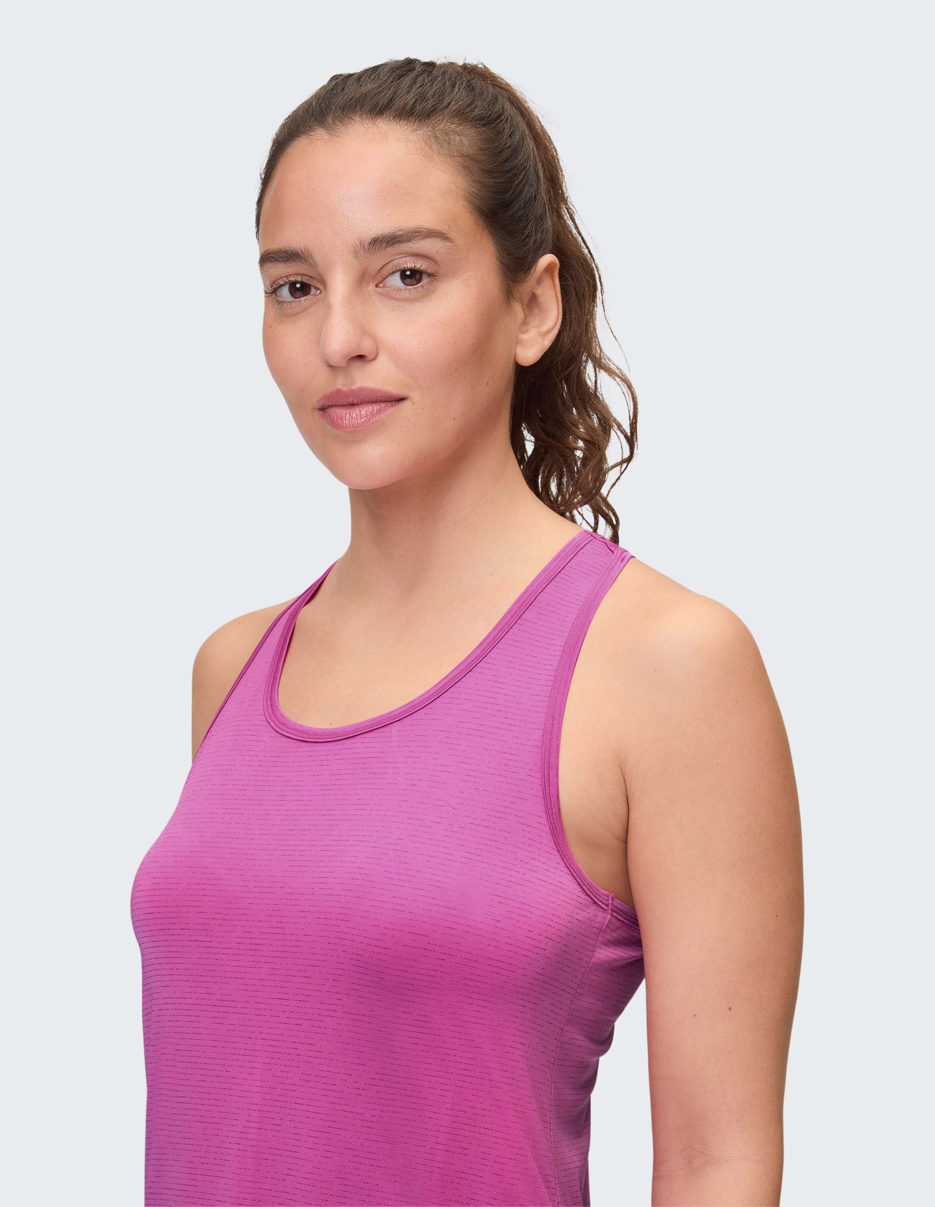 Pinkes ärmelloses Damen-Top aus leichtem Stoff mit Rundhalsausschnitt, ideal für sportliche Aktivitäten und Freizeit.