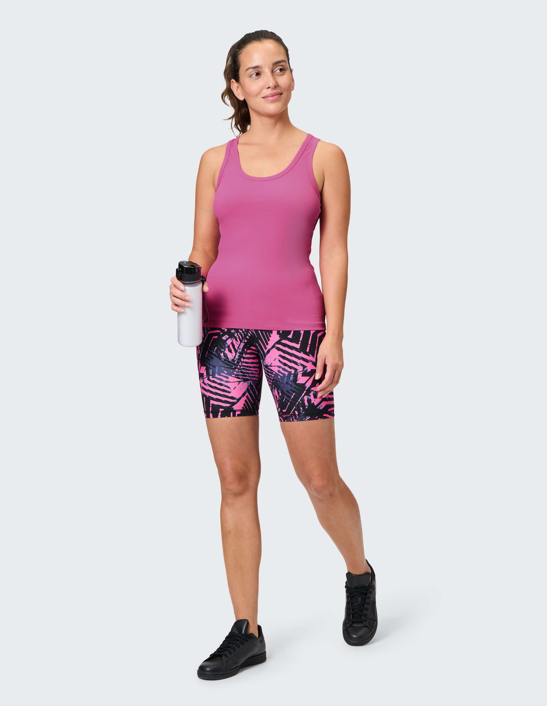 Ärmelloses, pinkes Tanktop in schlichtem Design mit Rundhalsausschnitt, geeignet für Sport oder Freizeitaktivitäten.