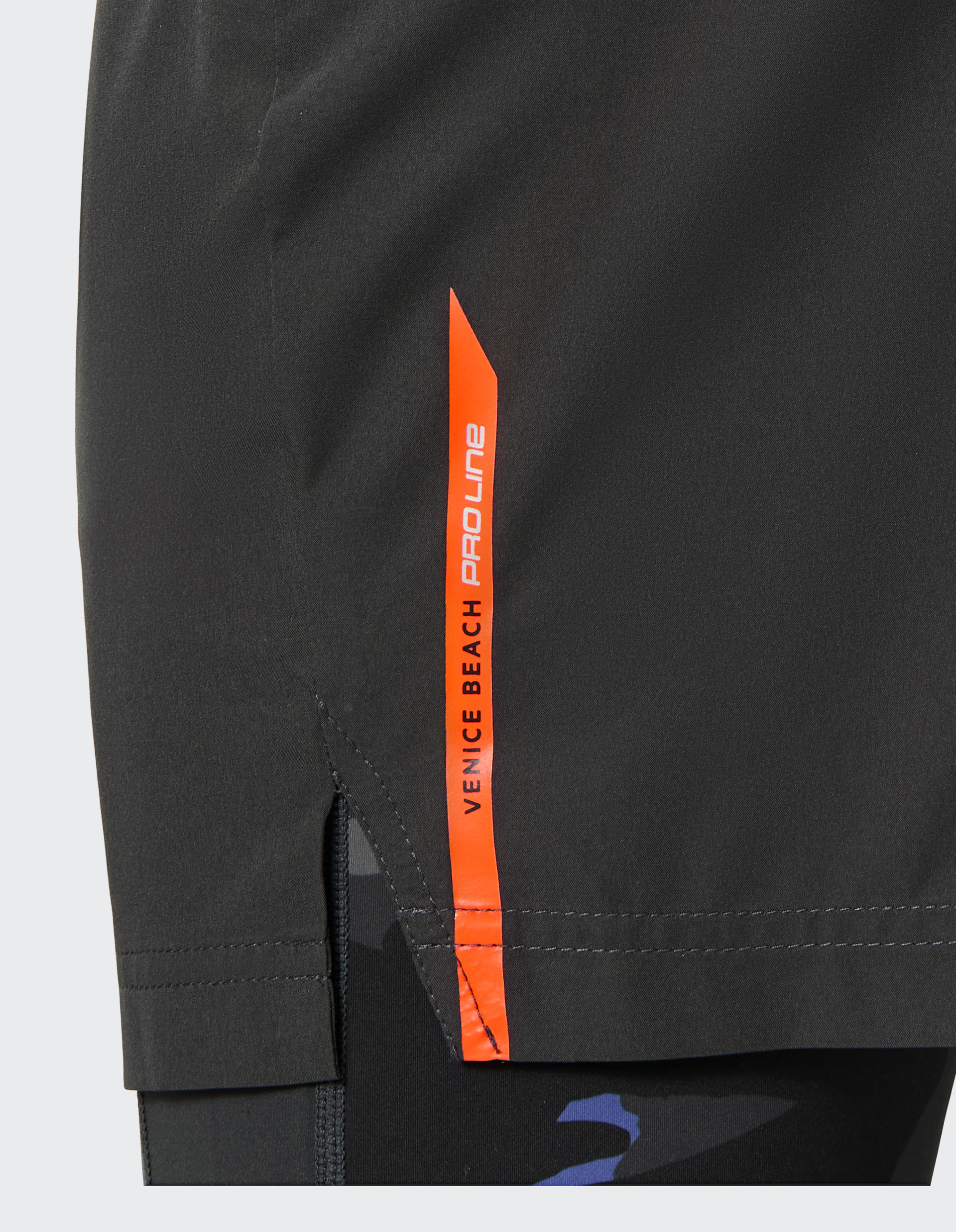 Schwarze Sportshorts mit elastischem Bund und Kordelzug, seitlichen Reißverschlusstaschen und dezentem Logo an der linken Beinseite.