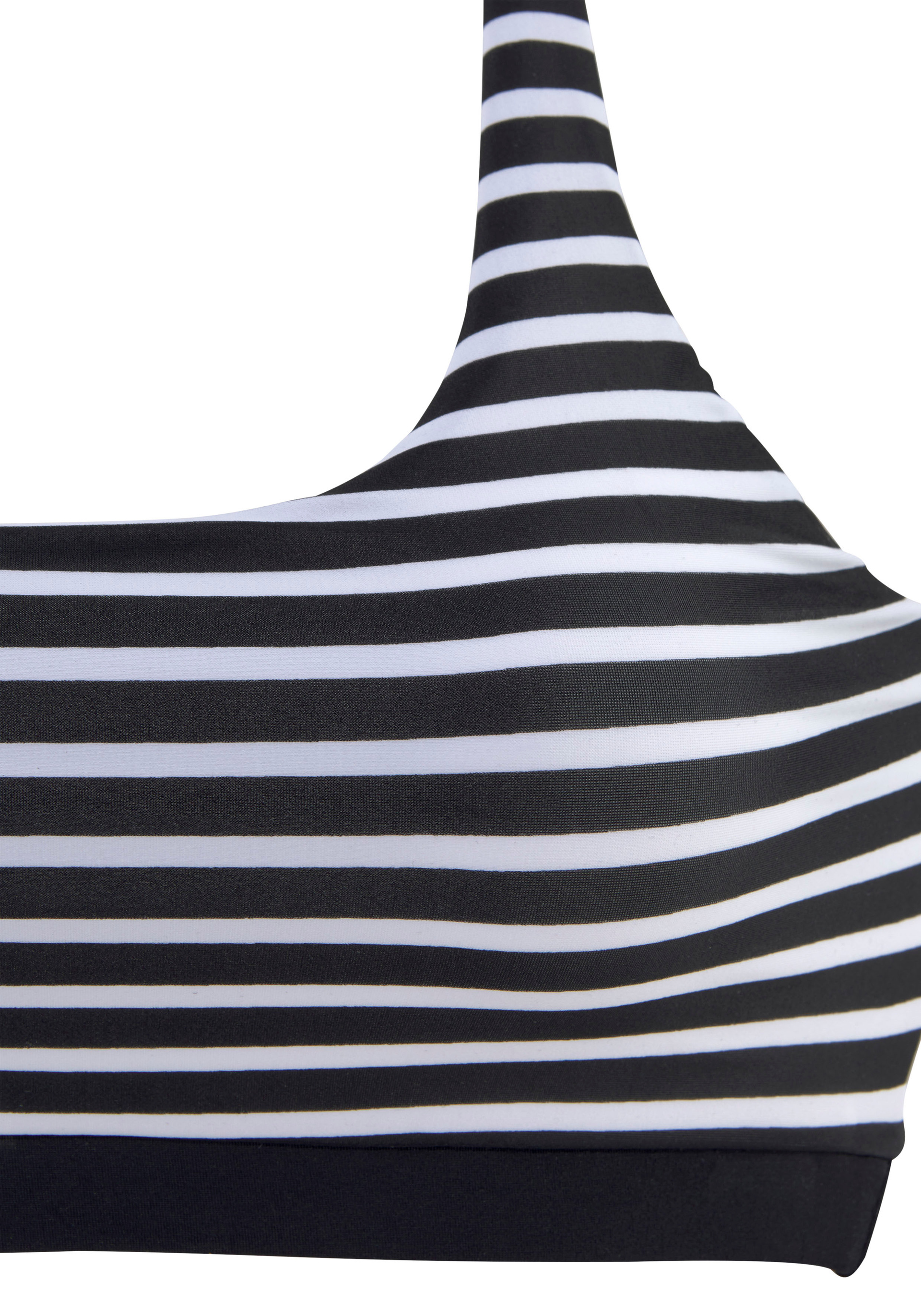 Nahaufnahme eines schwarz-weiß gestreiften Bikinioberteils mit diagonalen Linien und schmalem schwarzen Saum am unteren Rand.