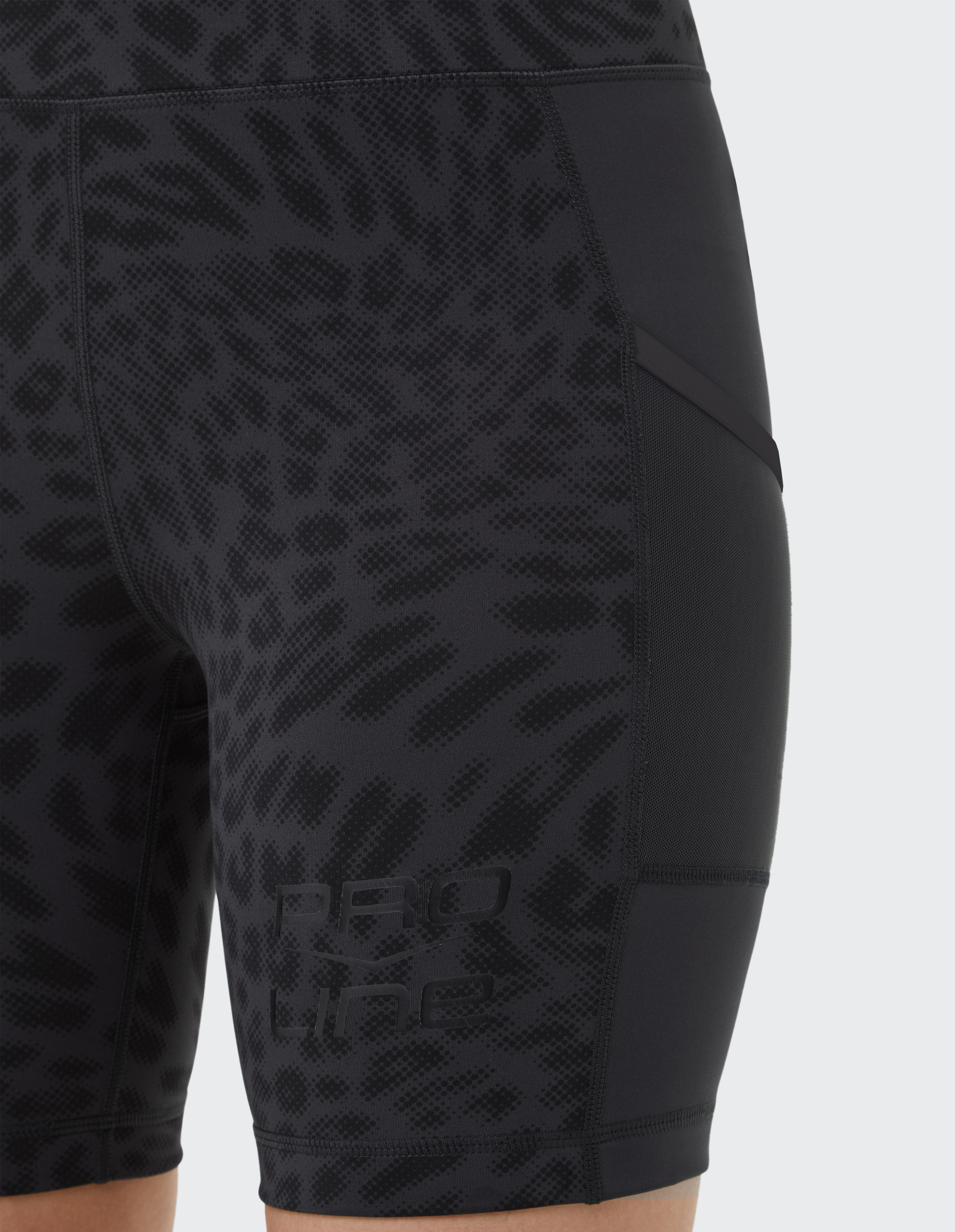 Schwarze Sport-Radhose mit hochgeschnittenem Bund, grauem Leopardenmuster und mattem Schriftzug "Pro Line" am linken Bein.