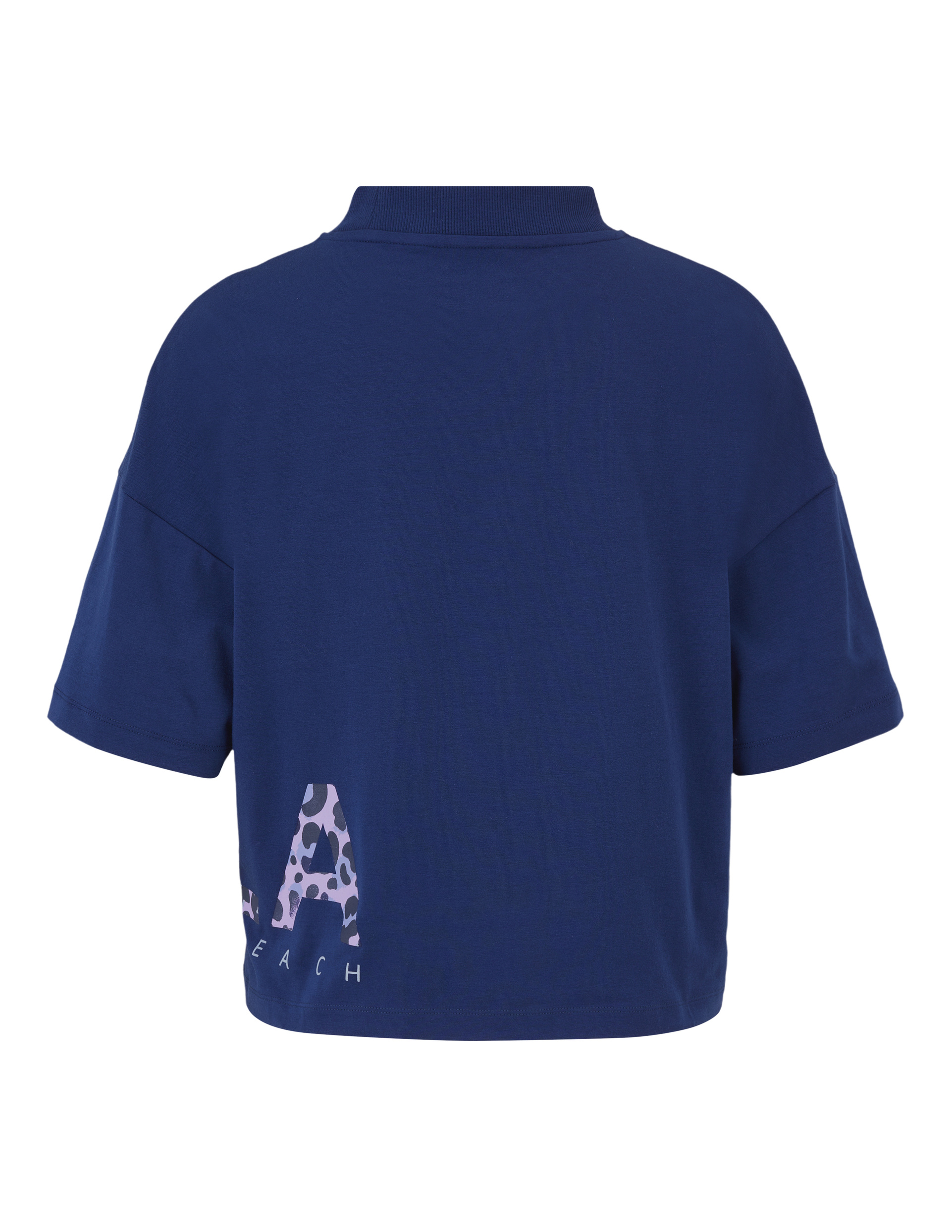 Rückseite eines dunkelblauen T-Shirts mit kurzen Ärmeln, großem Buchstaben "A" in lila und Muster unten links neben Schriftzug.
