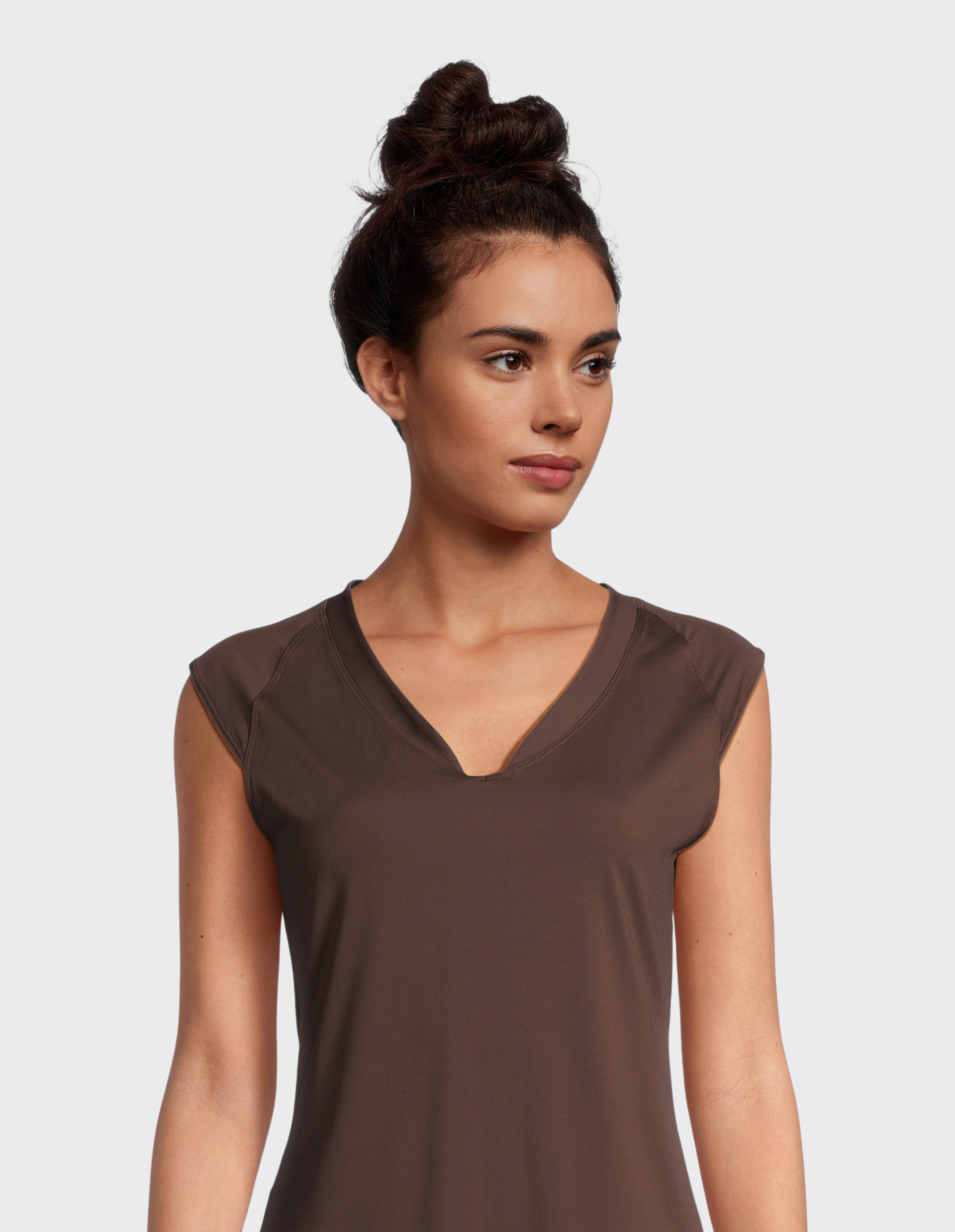 Ein braunes, ärmelloses Oberteil mit V-Ausschnitt und einer dezenten Falte am Hals.