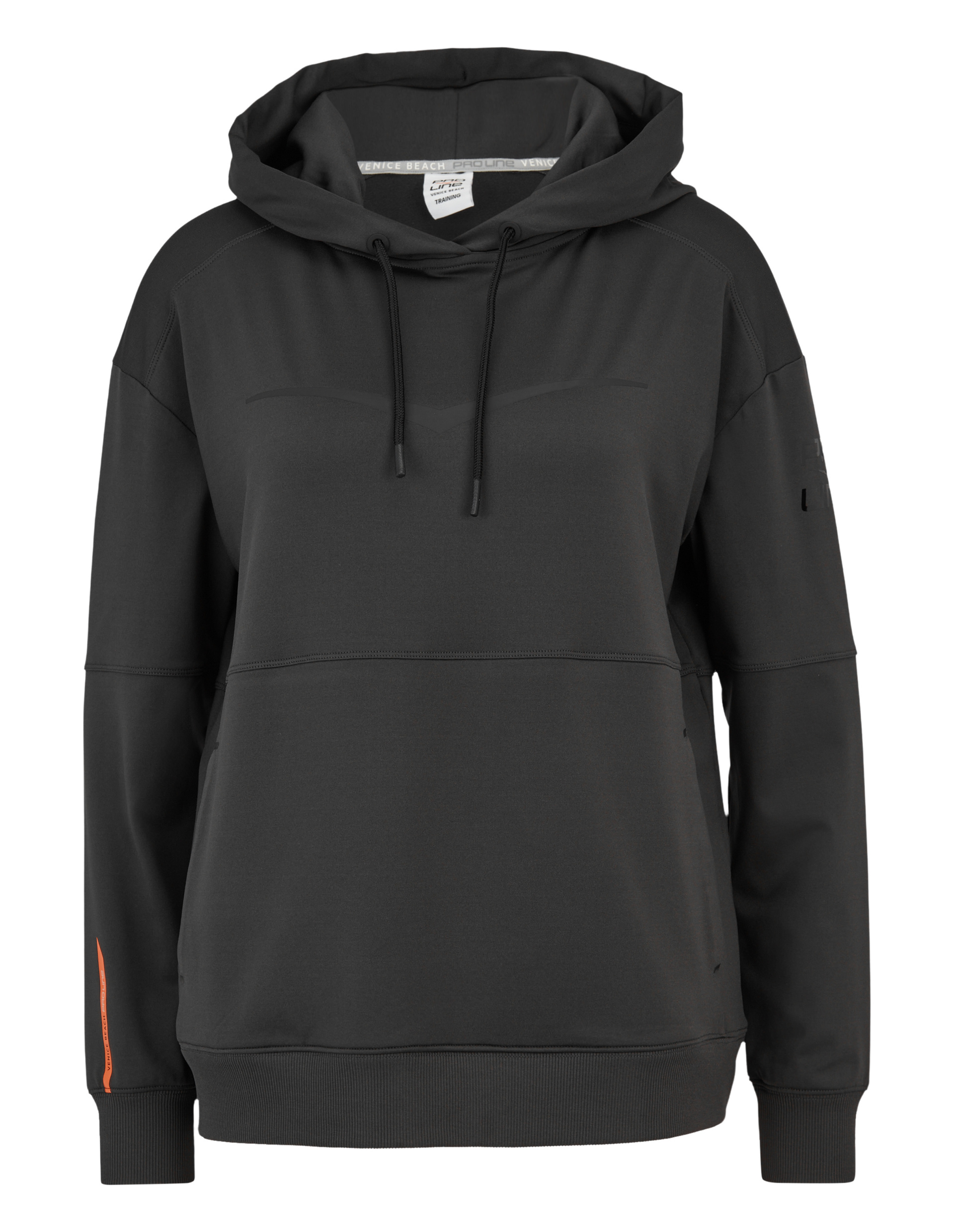 Schwarzer Kapuzenpullover mit langen Ärmeln, Kordelzug an der Kapuze und dezentem Muster; Arm hat einen orangen Streifen.