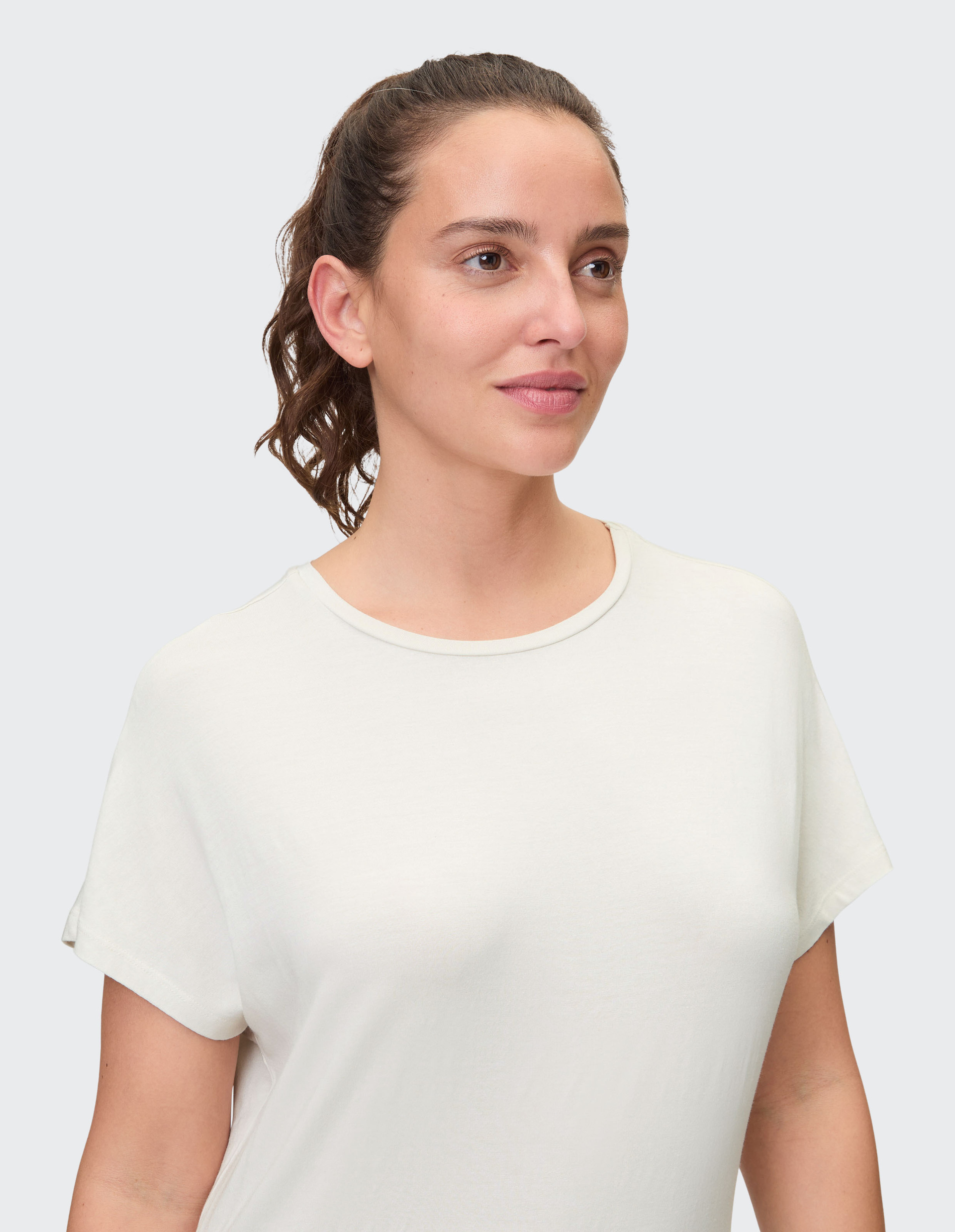 Weißes, kurzärmliges T-Shirt mit Rundhalsausschnitt, schlichtem Design und lockerem Schnitt, geeignet für lässige Anlässe.