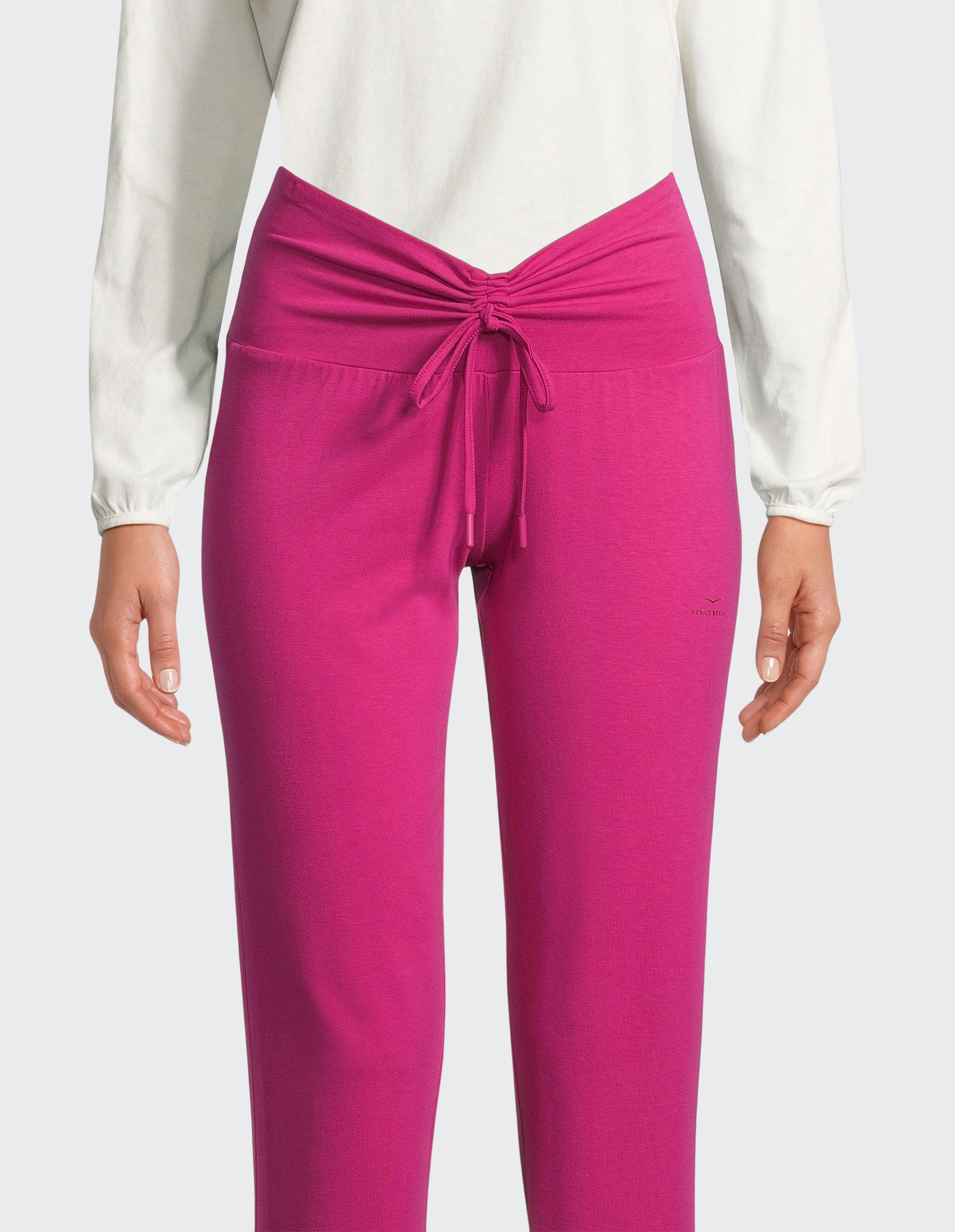 Diese leuchtend pinken Hosen mit Raffung an der Taille und Schnürung sind perfekt für einen lässigen Look.