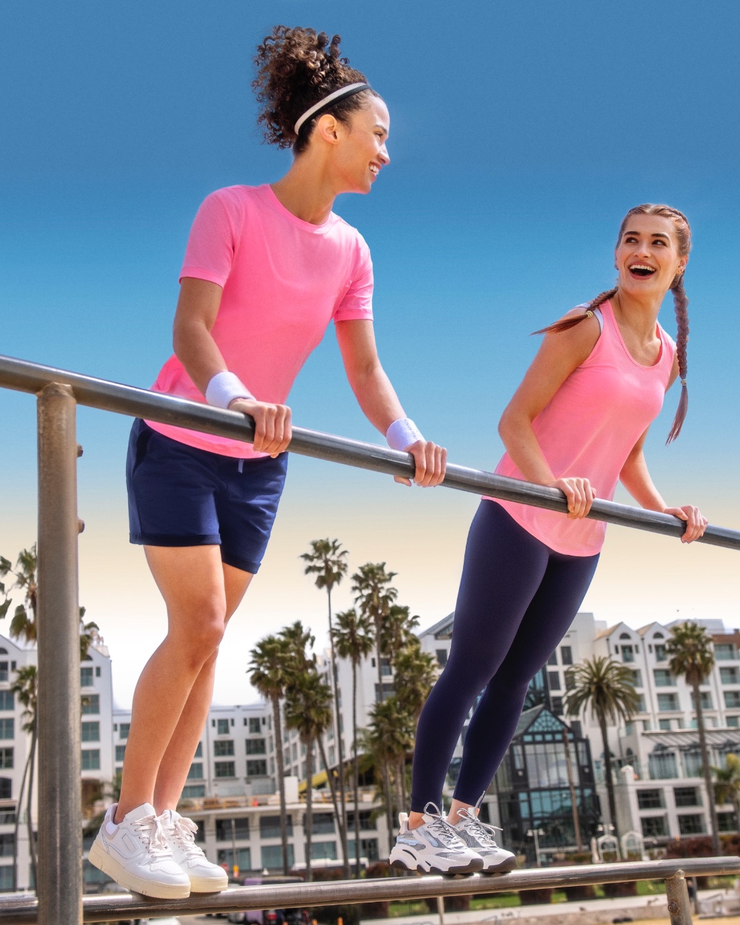 Zwei Styles, ein Vibe! 💗👯‍♀️
Unsere Venice Beach Teile lassen sich hervorragend untereinander kombinieren und stylen - für euren maximal stylischen Teamspirit!

#VeniceBeachSportswear #PartnerLook #VeniceBeachVibes #ActiveWear