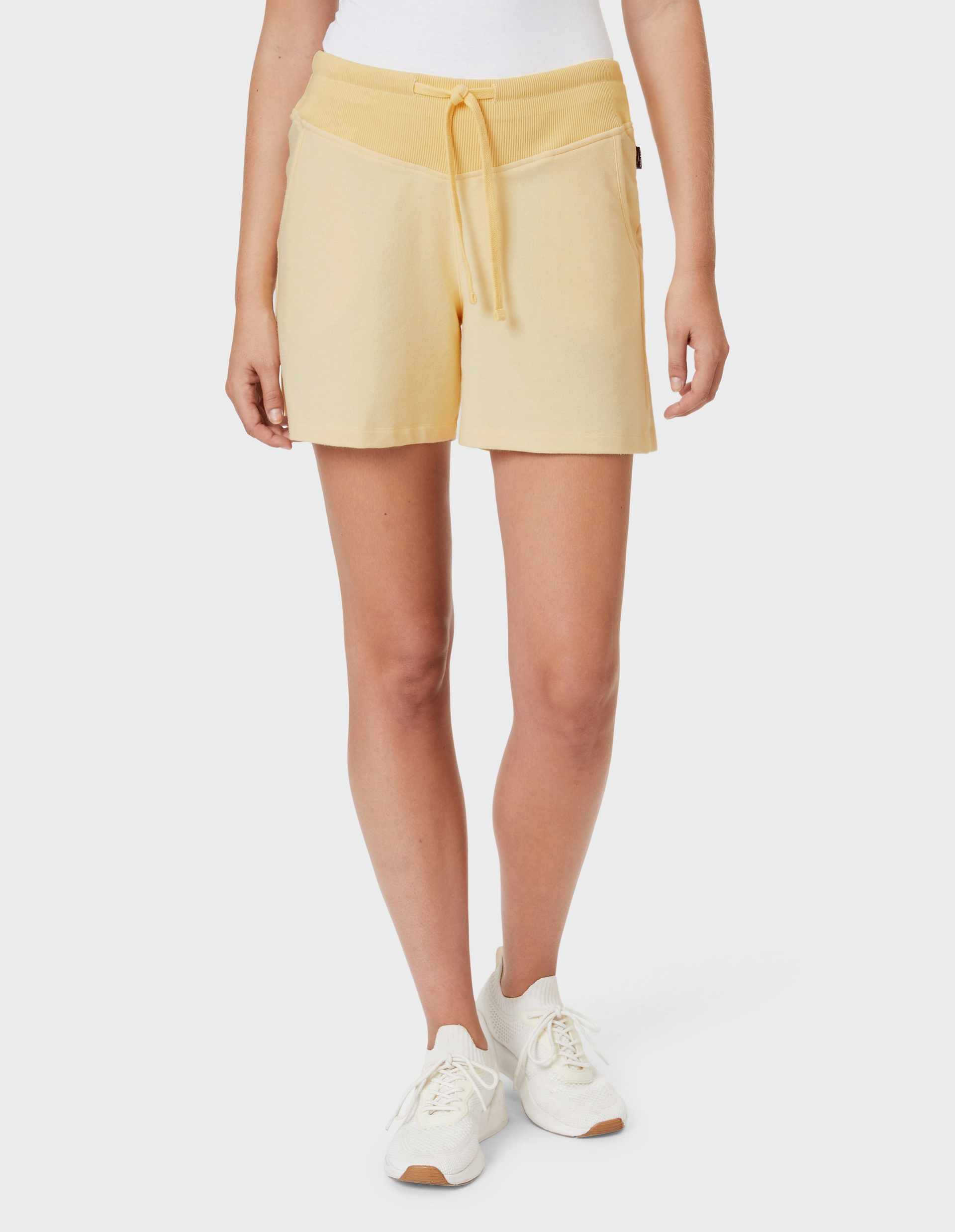 Gelbe Shorts mit breitem, geripptem Taillenbund und Kordelzug, aus weichem Stoff, ideal für Freizeit und Komfort.
