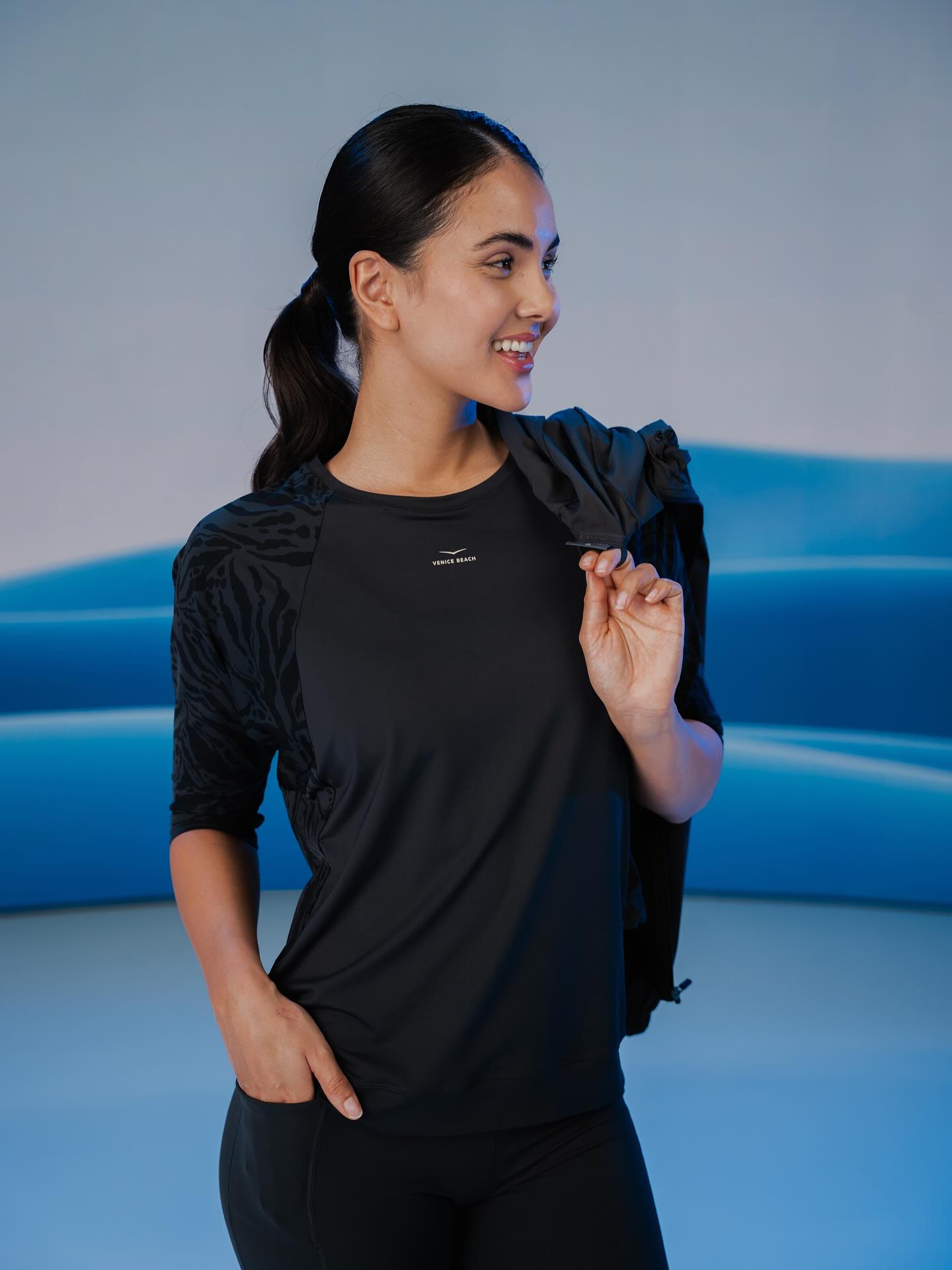 ...wenn „all black“ dein Power Mode ist!
T-Shirt RUMER setzt das perfekte Statement, dass schwarz nicht gleich schwarz ist! 😎

#VeniceBeach #ActiveWear #AllBlackOutfit #SportOutfit