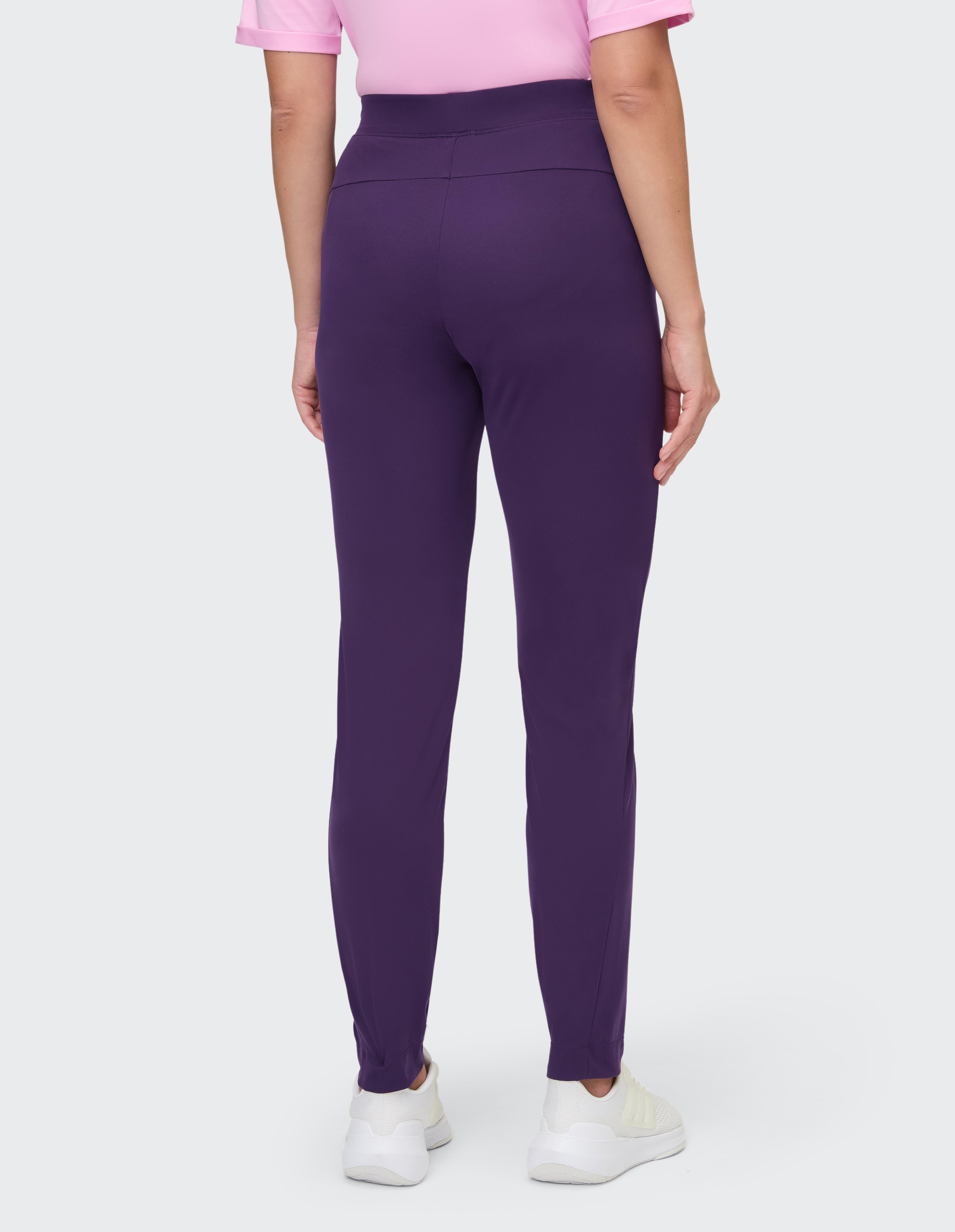 Lila Damenhose aus weichem Stoff, schlanker Schnitt mit schmalen Beinabschlüssen, elastischer Bund, minimalistische Verzierung.