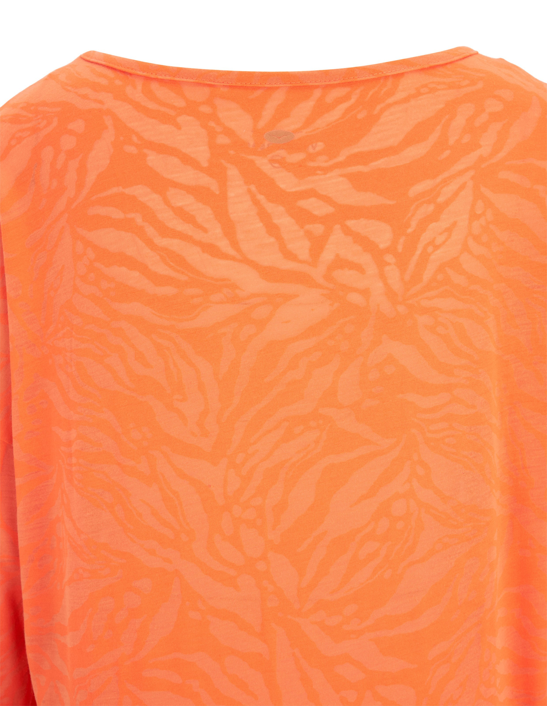 Rückenansicht eines orangefarbenen T-Shirts mit einem subtilen, wabenartigen Muster, das heller als der Hintergrund ist.