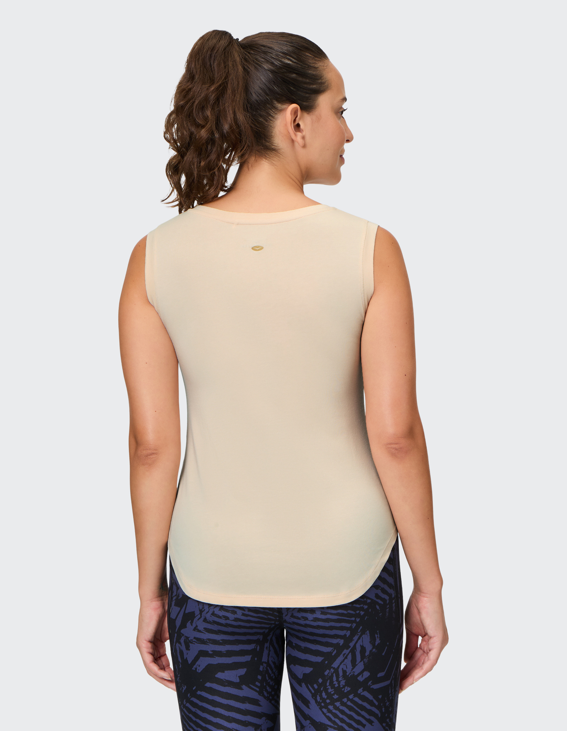 Beiges ärmelloses Top mit V-Ausschnitt und kleinem "Venice Beach"-Logo auf der Brust, aus weichem Stoff gefertigt.