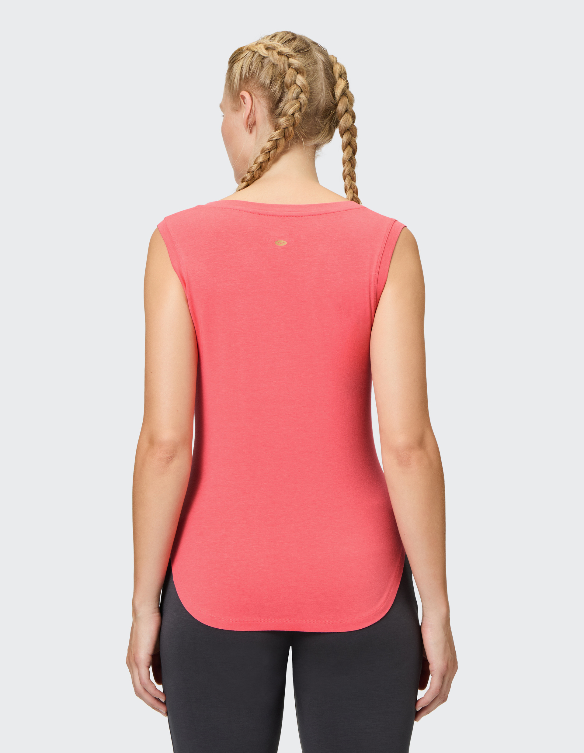 Ärmelloses, pfirsichfarbenes Damen-Tanktop mit V-Ausschnitt und kleinem Markenlogo auf der Brust, schlichtes und bequemes Design.