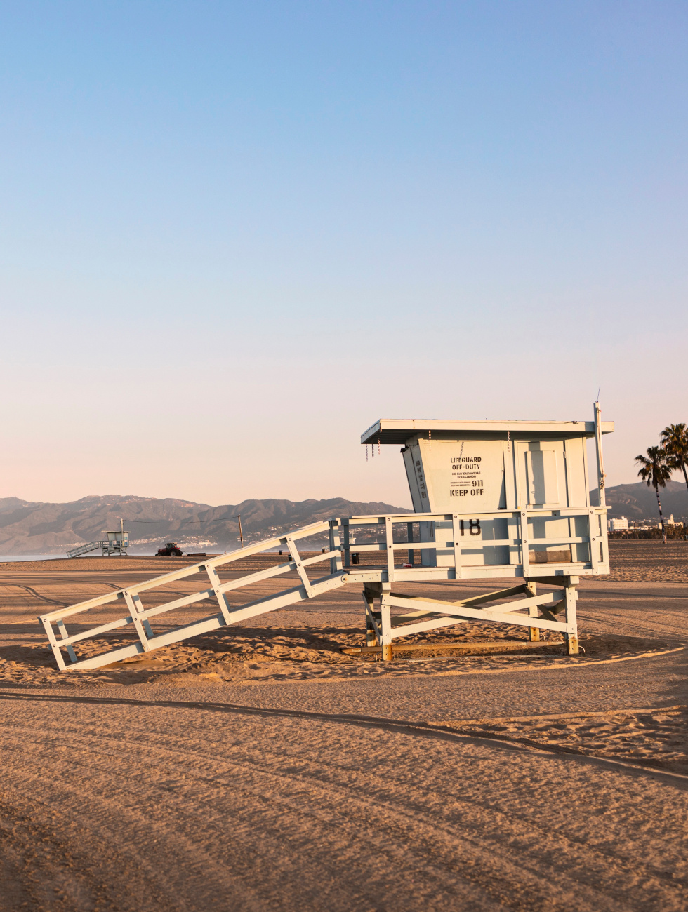 Strand mit Rettungsschwimmerhaus.