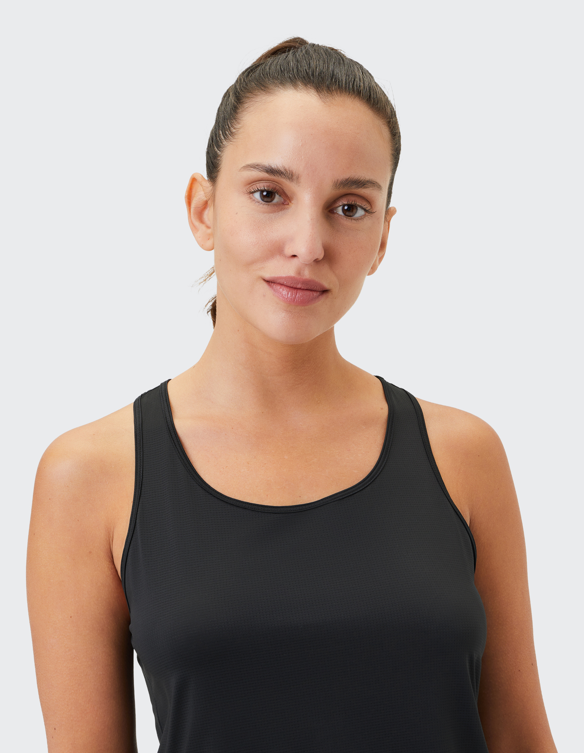 Schwarzes ärmelloses Sporttop aus atmungsaktivem Material mit Rundhalsausschnitt und dezentem Venice Beach-Logo am Halsausschnitt.