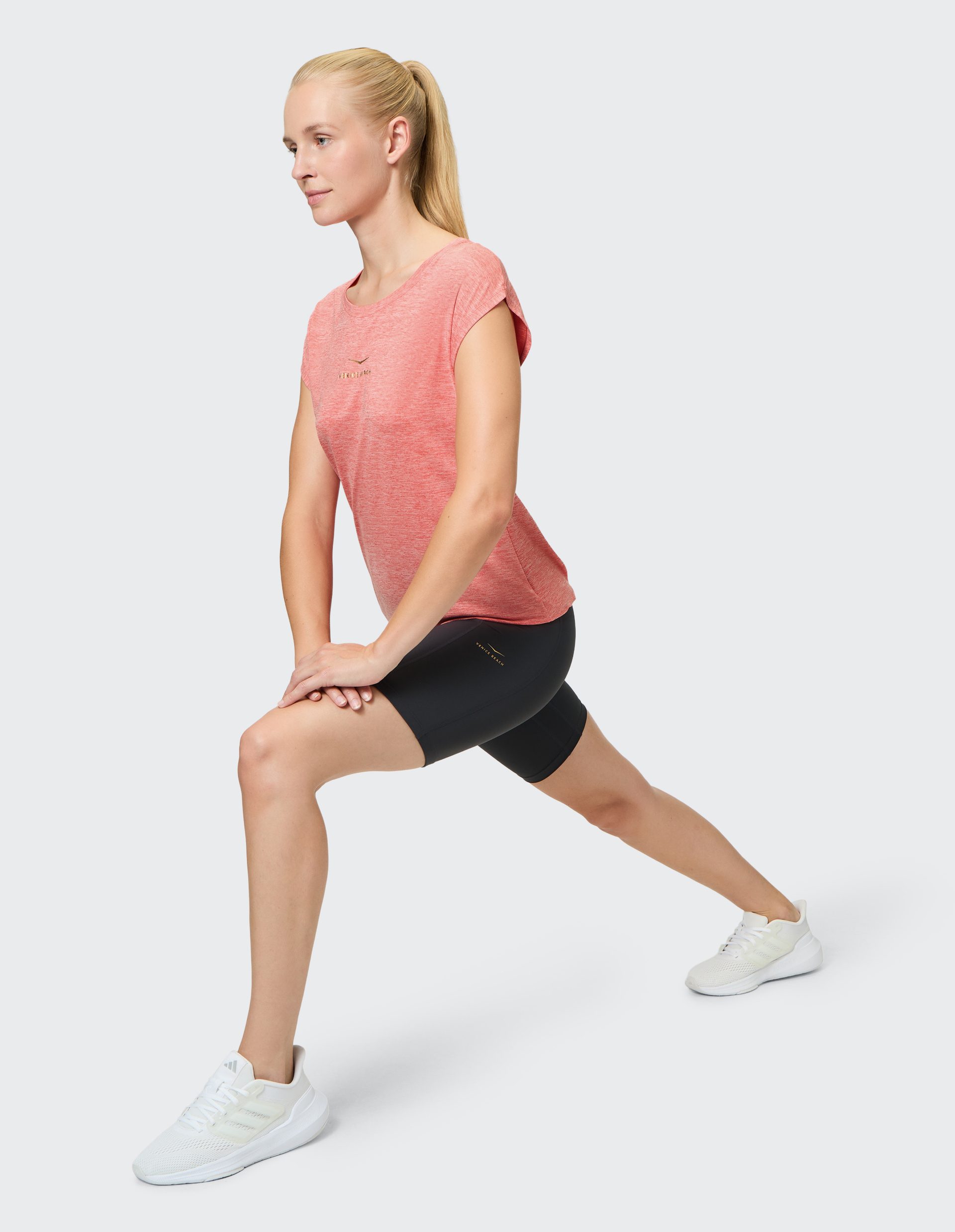 Rosa meliertes T-Shirt mit kurzen Ärmeln und Rundhals, goldener Schriftzug "VENICE BEACH" auf der Brust zentriert.