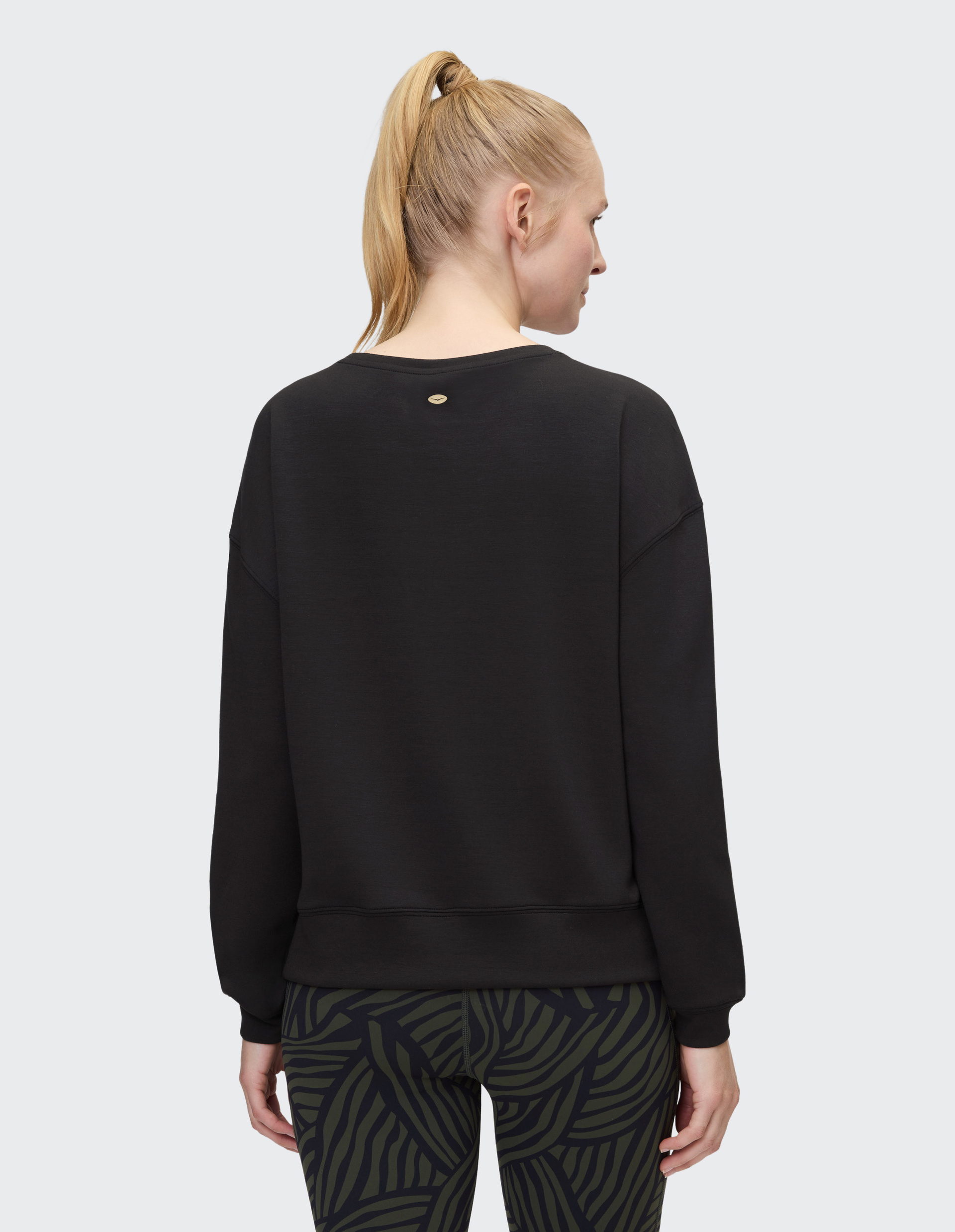 Schwarzer, langärmliger Pullover mit Rundhalsausschnitt, geradem Schnitt und dezenten Ziernähten auf der Vorderseite.