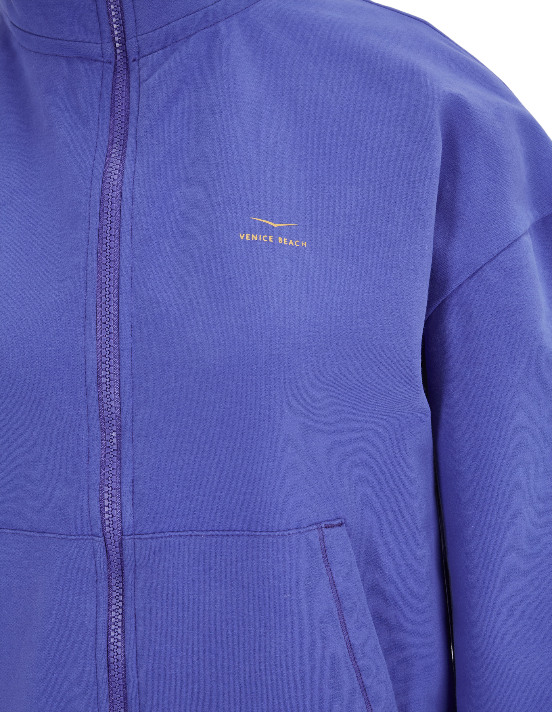 Lila Kapuzenpullover mit Reißverschluss, kleinem "Venice Beach"-Logo und Steppnähten auf der Vorderseite.