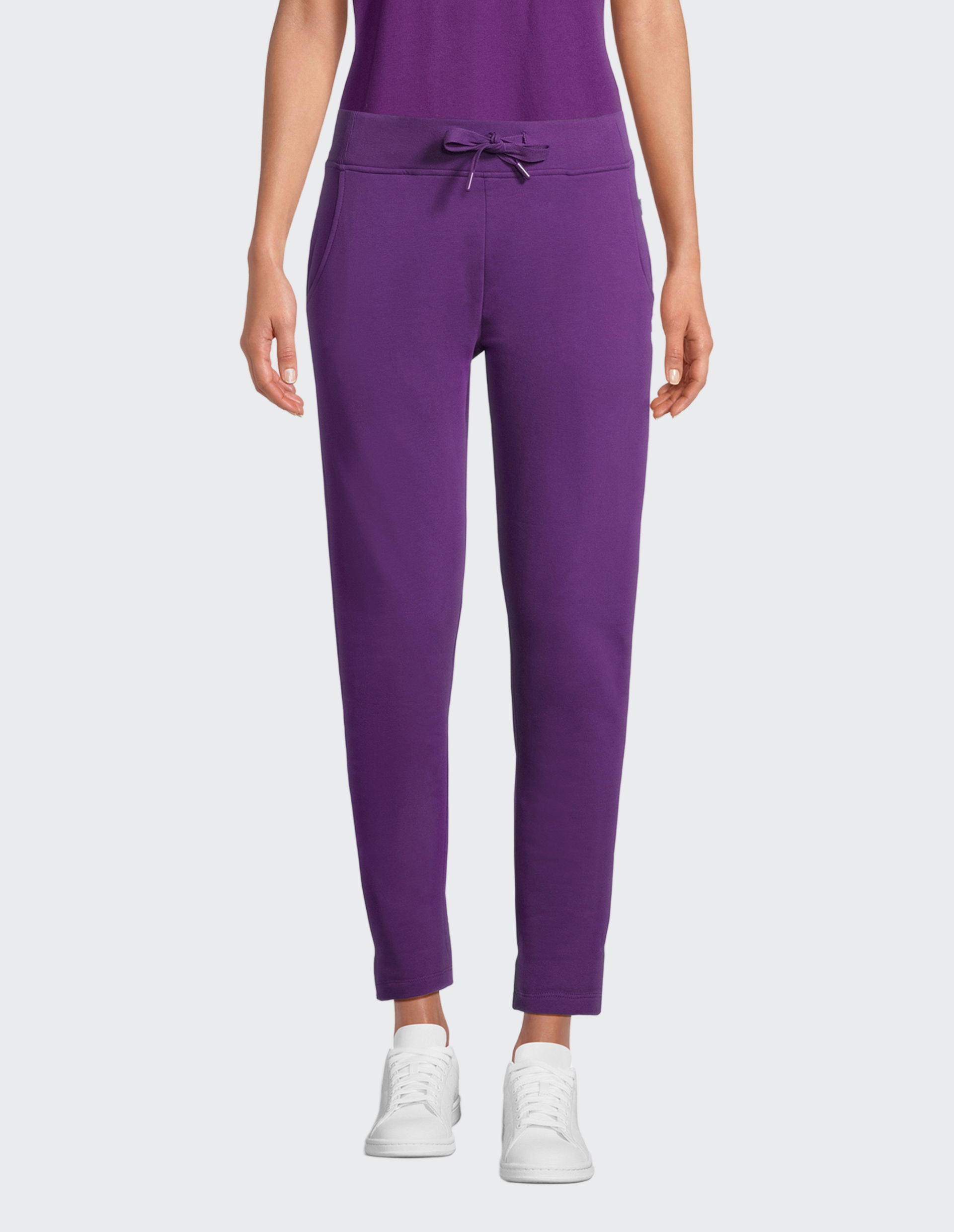 Lila Trainingshose mit Kordelzugbund und Taschen.