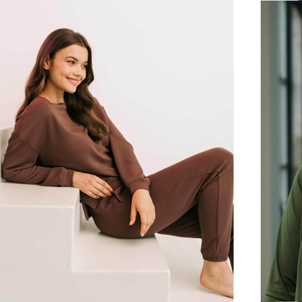 Auf einer Treppe sitzenden Frau im braunen Homewear-Anzug.