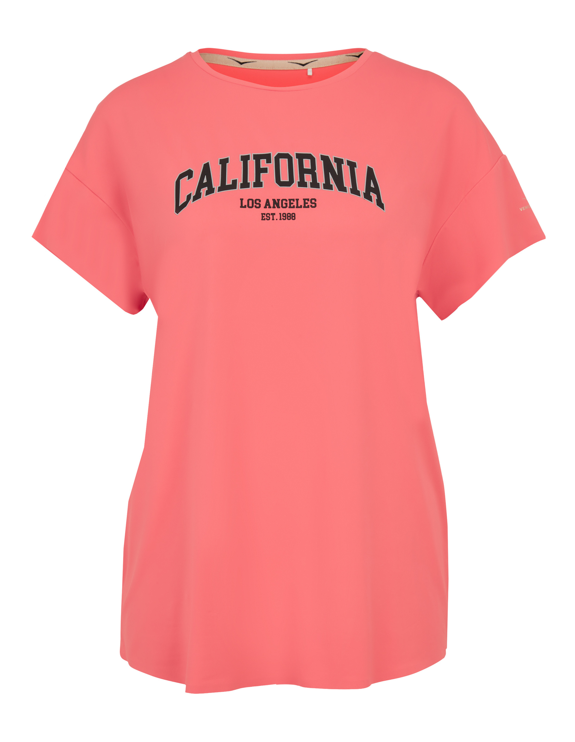 Ein korallenfarbenes T-Shirt mit kurzen Ärmeln und der Aufschrift "CALIFORNIA LOS ANGELES EST. 1988".