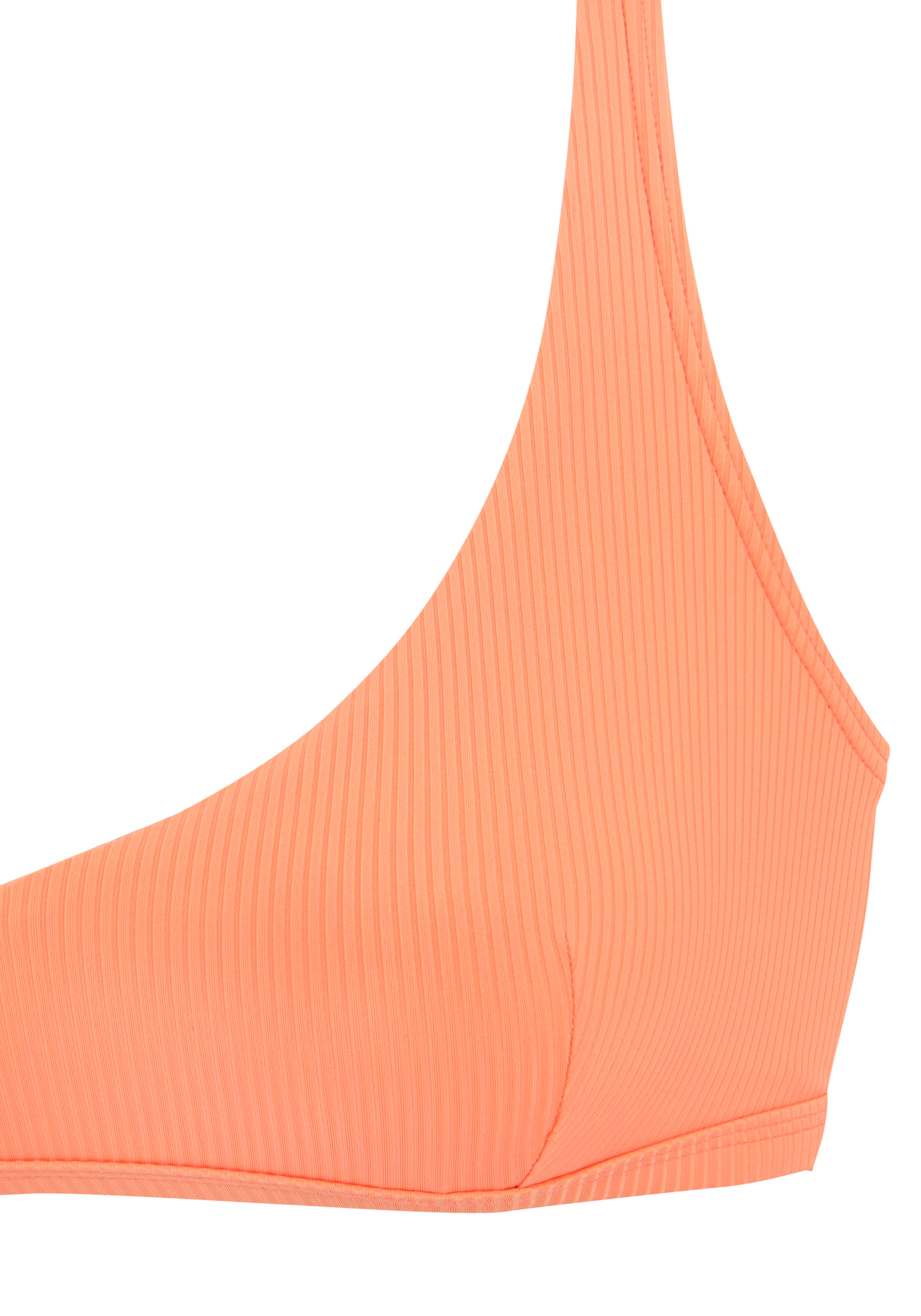 Nahaufnahme eines orangefarbenen, gerippten Bikini-Oberteils mit schmalen Trägern und einer geschwungenen, seitlichen Schnittform.
