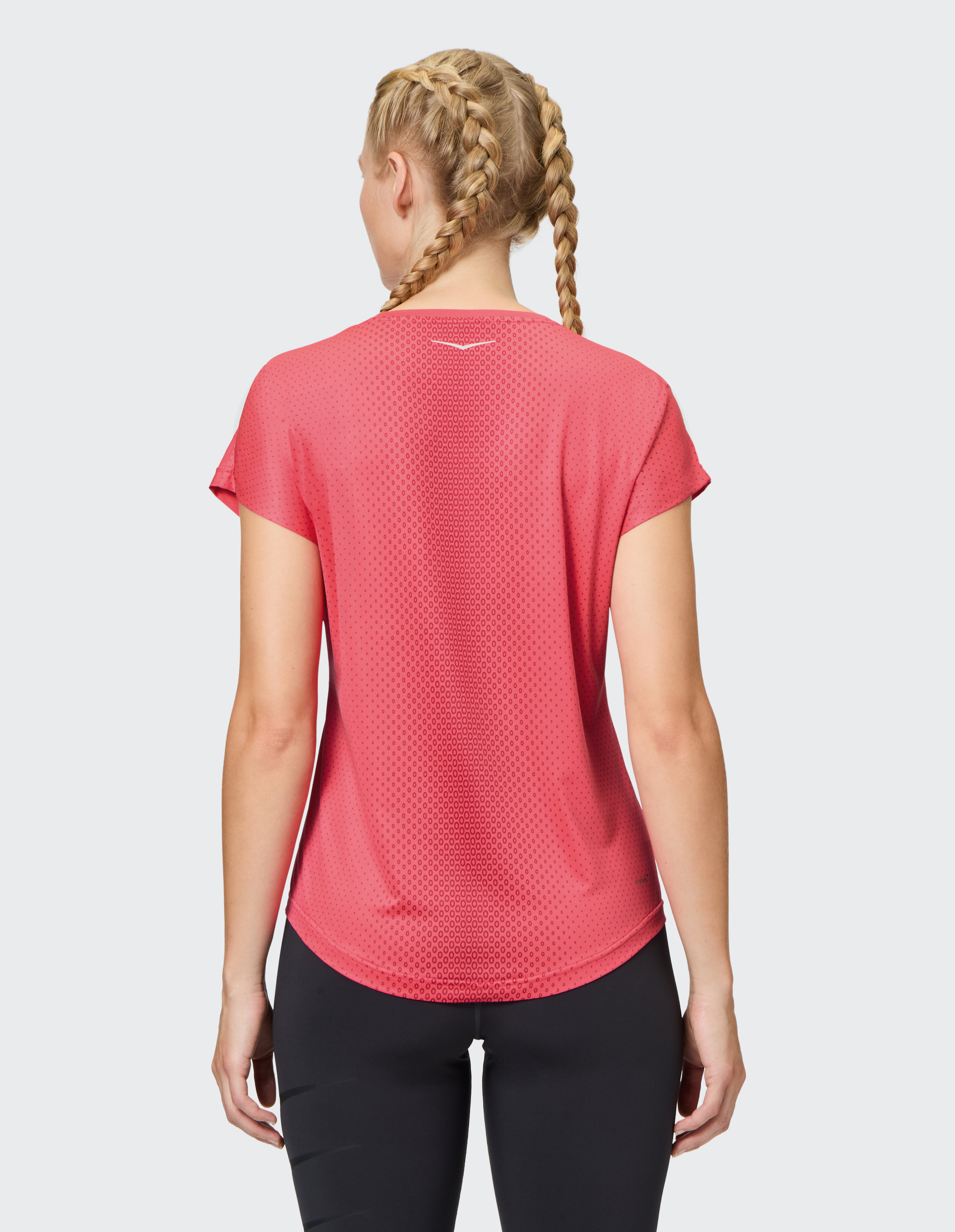 Ein rosafarbenes Sport-T-Shirt mit kurzen Ärmeln und dem weißen Aufdruck "PRO LINE" auf der Brust.
