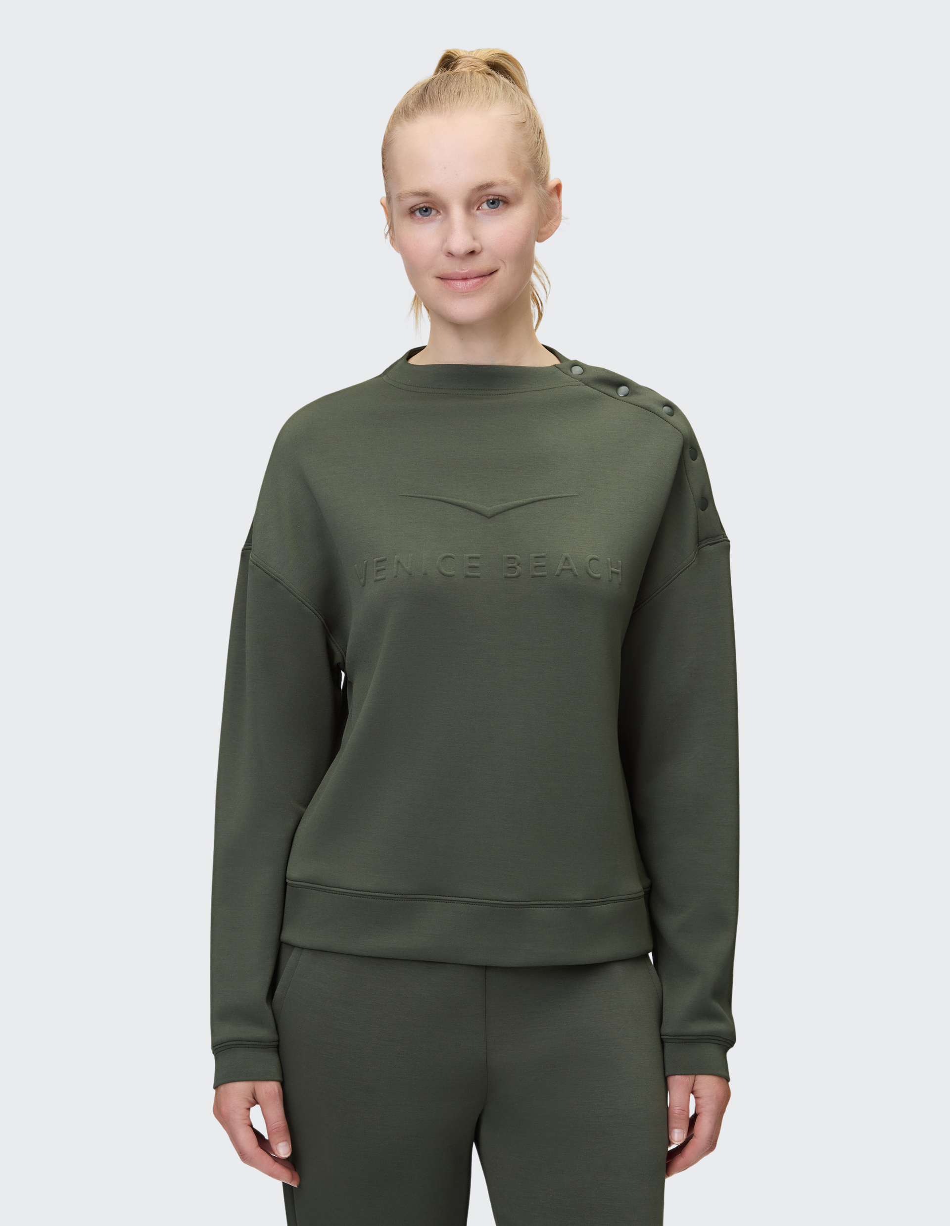 Khakifarbener Pullover mit Rundhalsausschnitt, seitlichen Knöpfen an der Schulter und eingesticktem Schriftzug "Venice Beach".